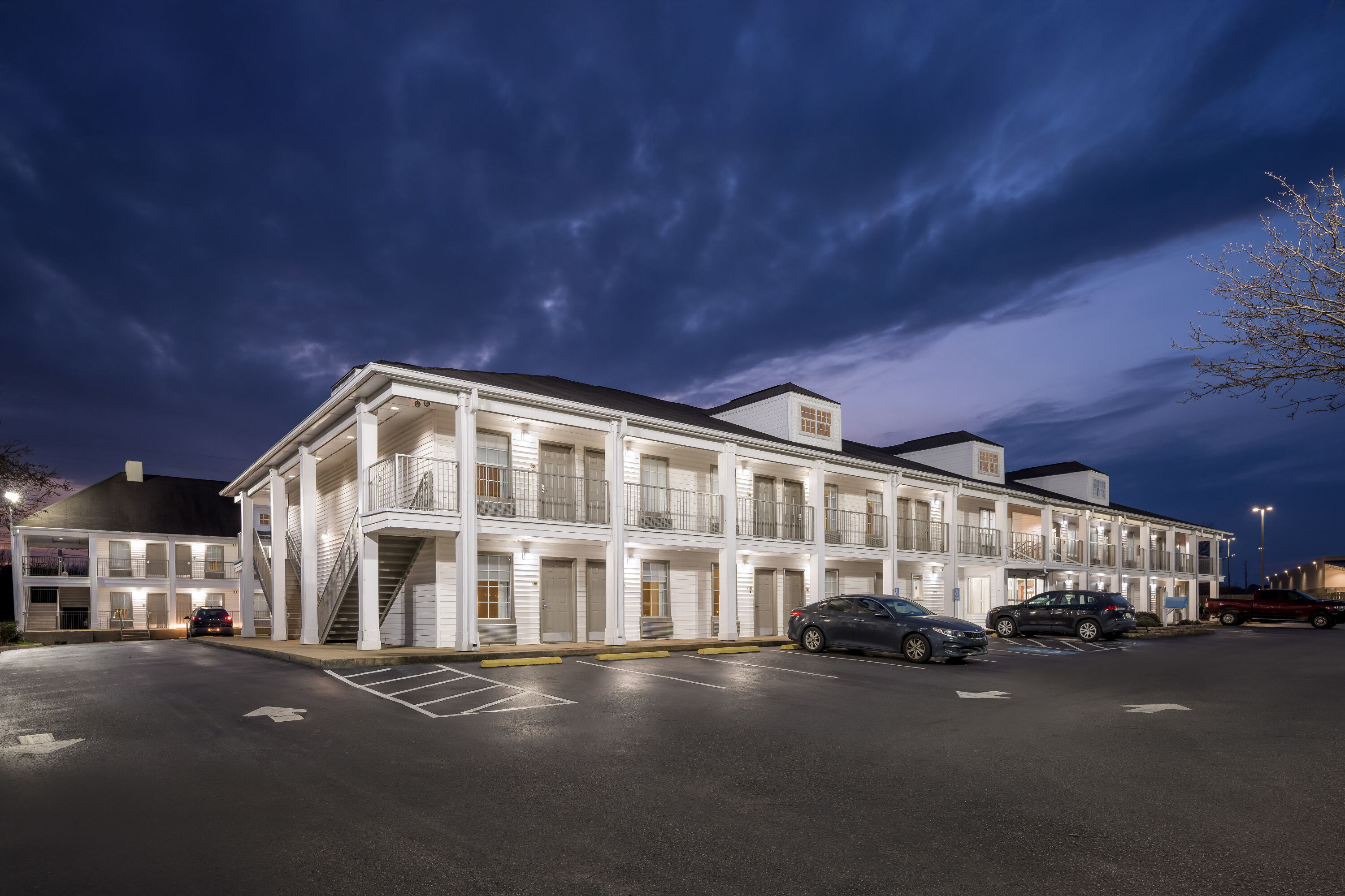 Exterior Night Image of Baymont by Wyndham Tuscaloosa hotel in Tuscaloosa, Alabama