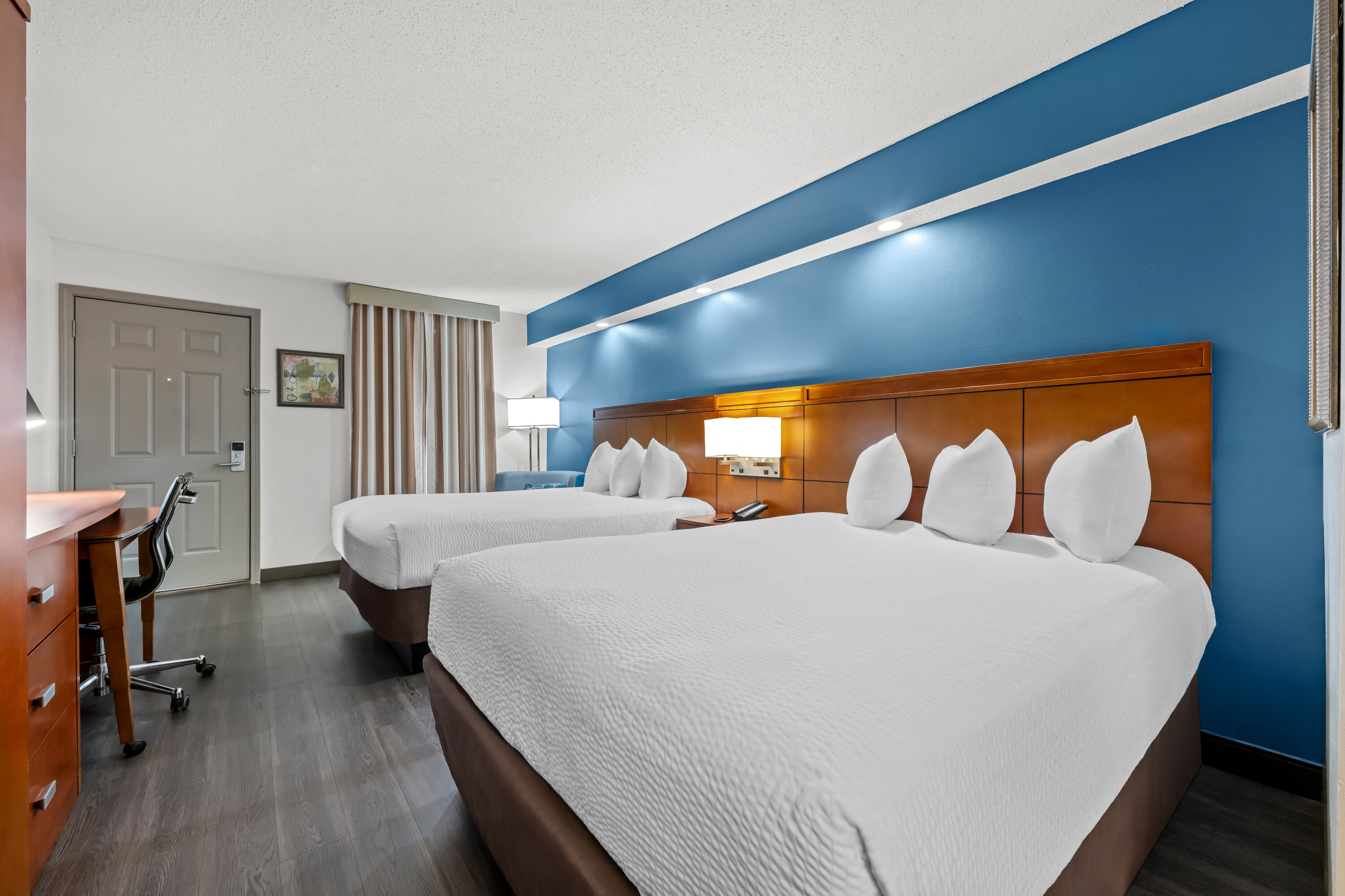 Double bed guest room at the Baymont by Wyndham Tuscaloosa in Tuscaloosa, Alabama