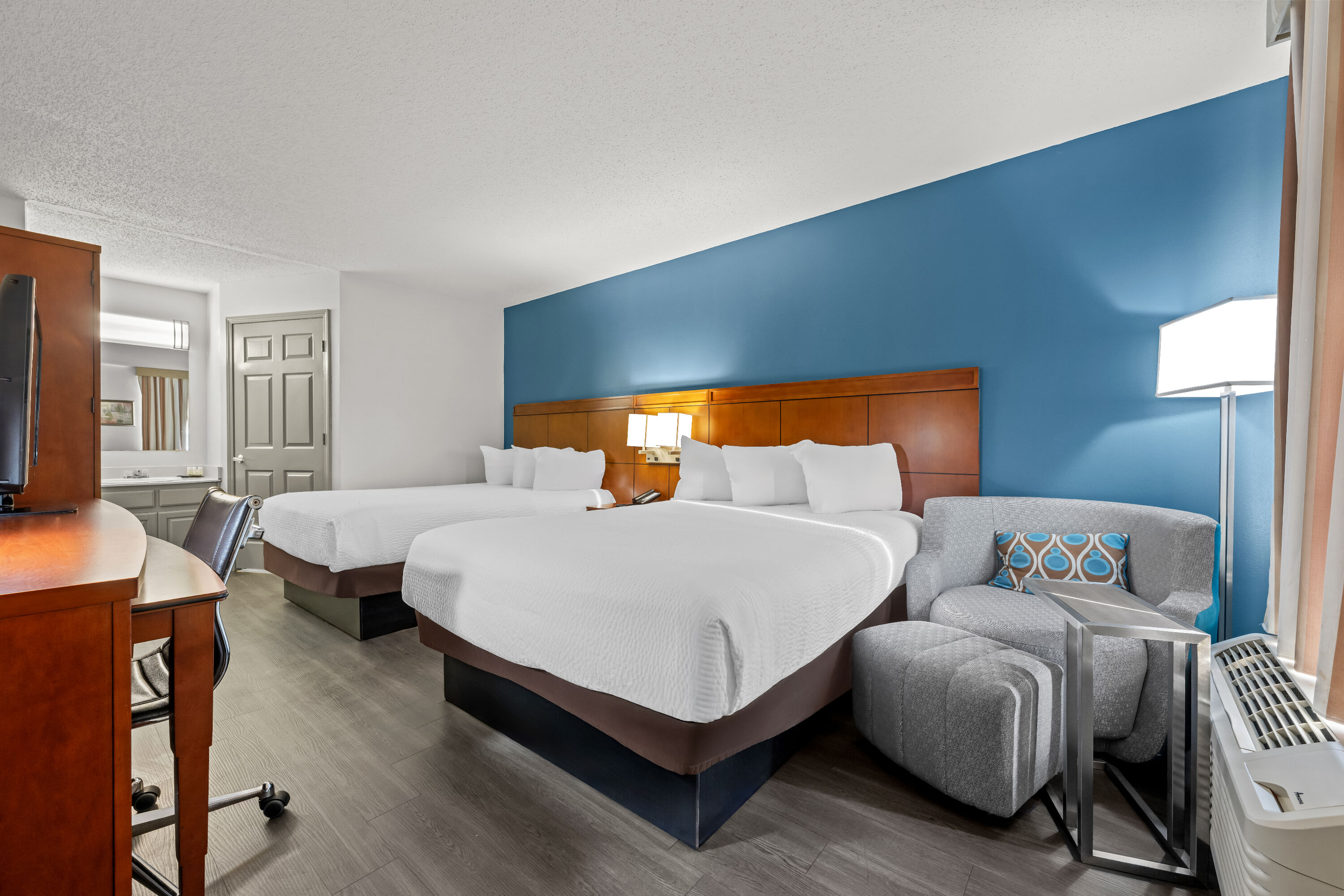 Double bed guest room at the Baymont by Wyndham Tuscaloosa in Tuscaloosa, Alabama