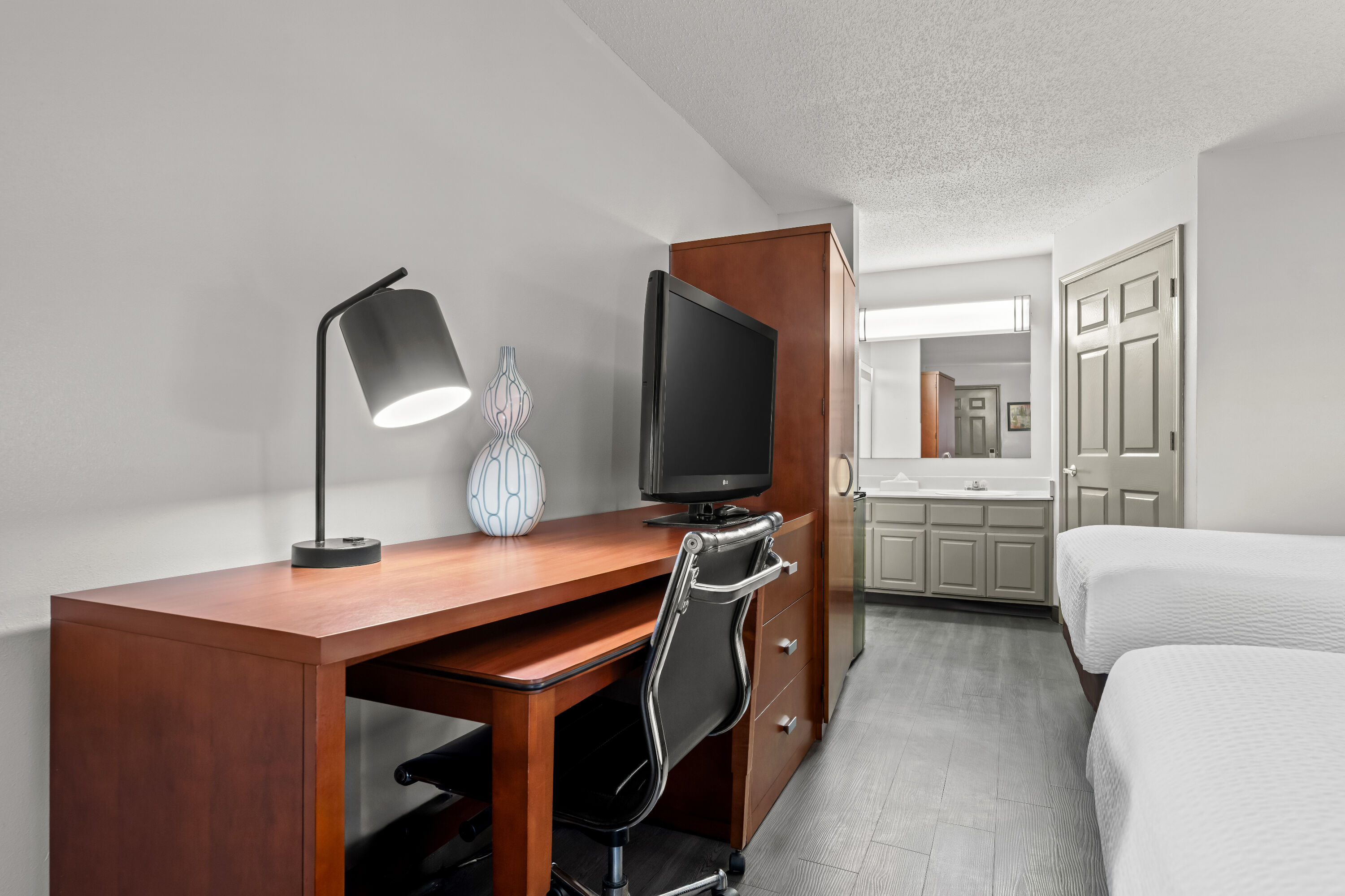 Double bed guest room at the Baymont by Wyndham Tuscaloosa in Tuscaloosa, Alabama