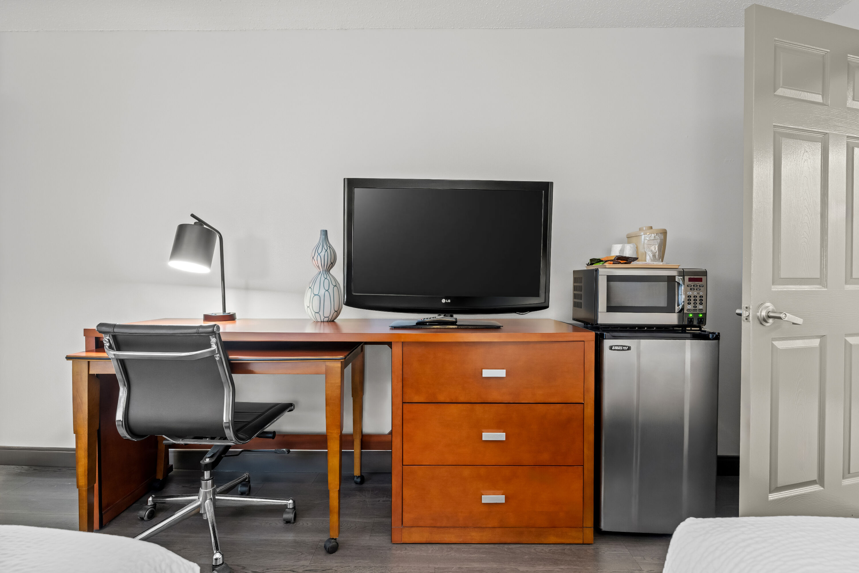Double bed guest room at the Baymont by Wyndham Tuscaloosa in Tuscaloosa, Alabama