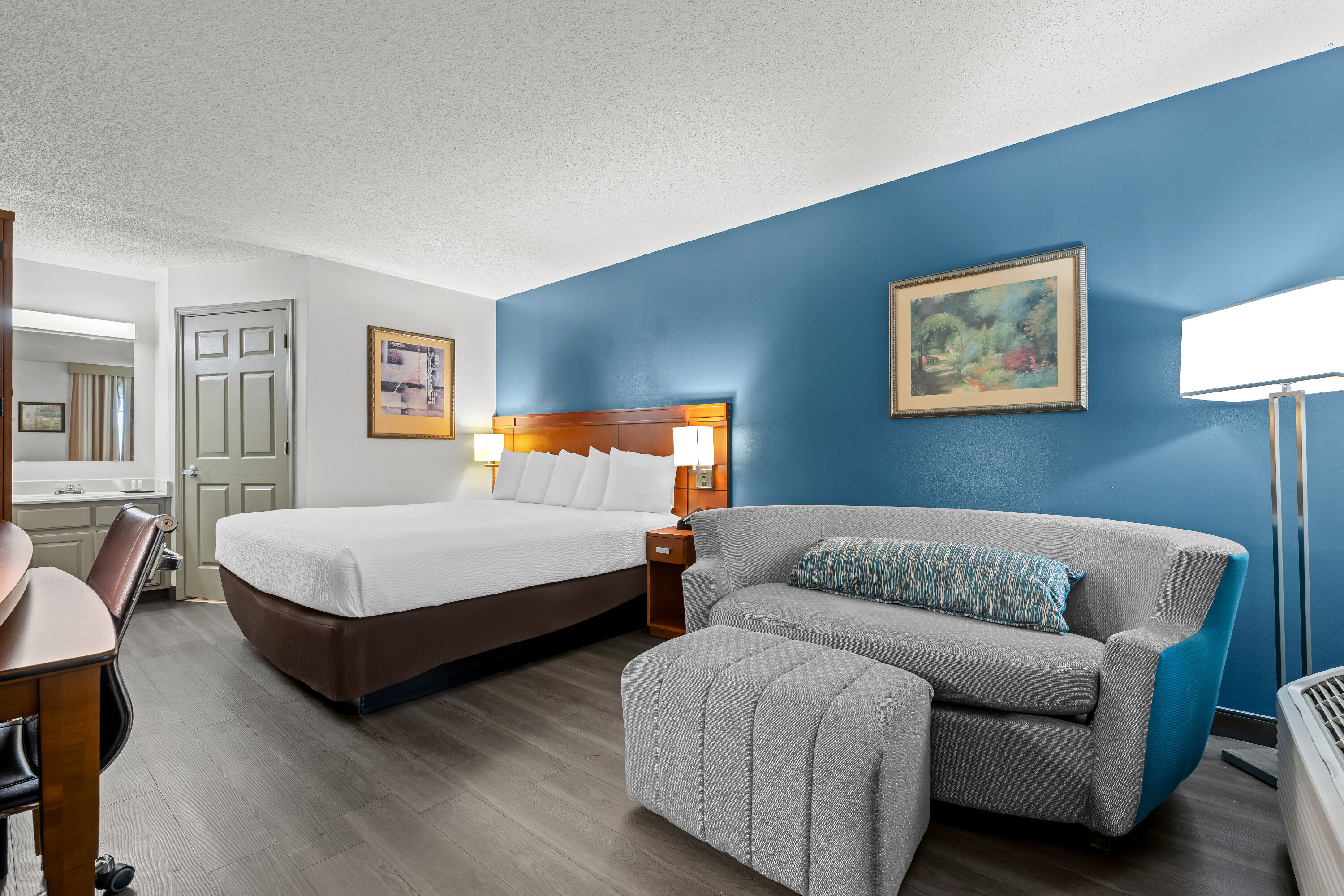 King bed guest room at the Baymont by Wyndham Tuscaloosa in Tuscaloosa, Alabama