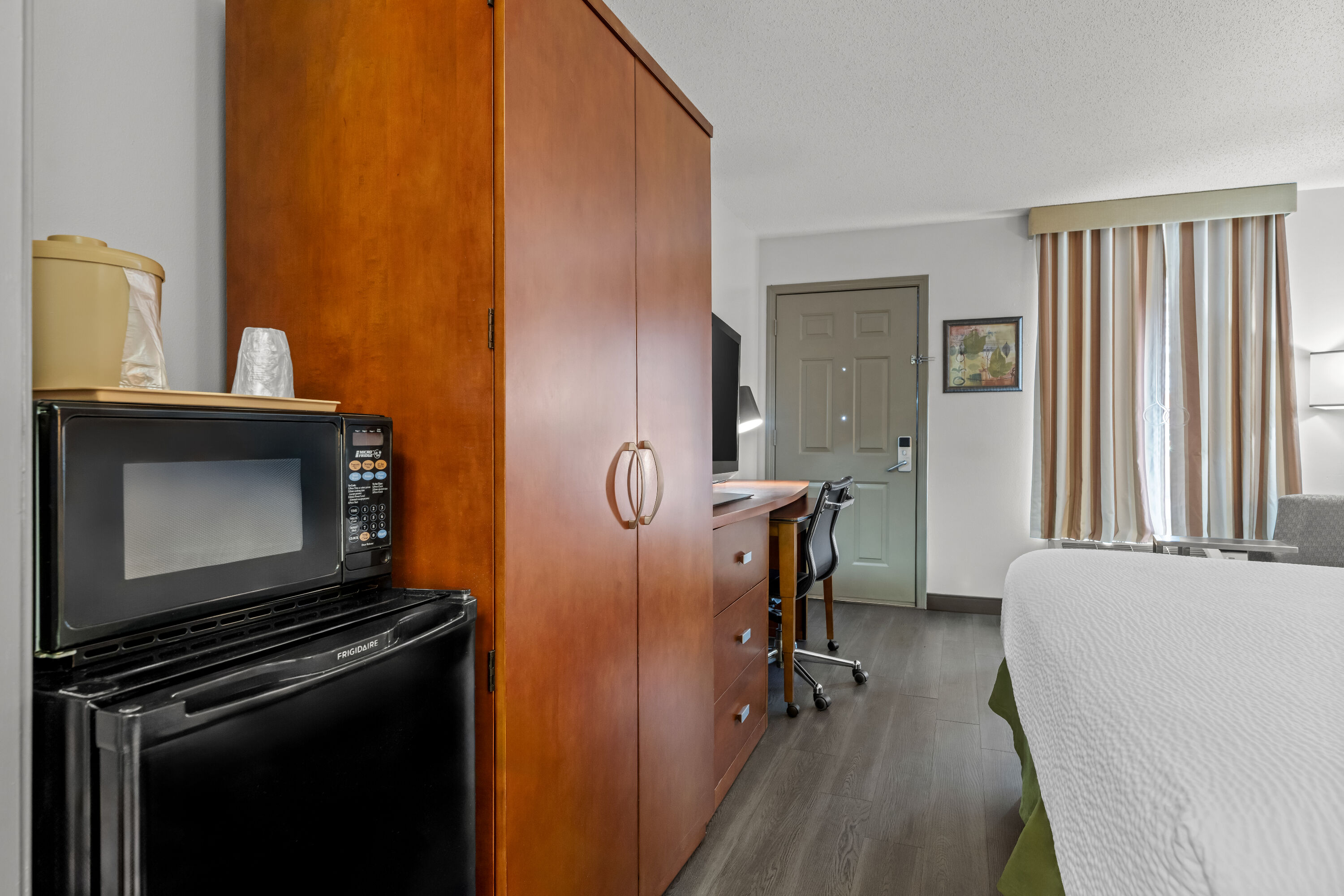 King bed guest room at the Baymont by Wyndham Tuscaloosa in Tuscaloosa, Alabama