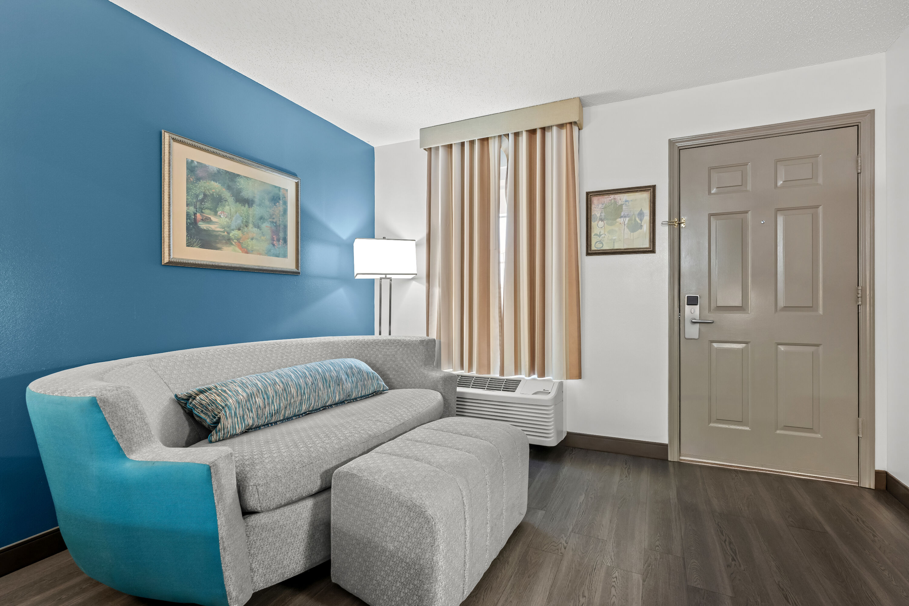 King bed guest room at the Baymont by Wyndham Tuscaloosa in Tuscaloosa, Alabama