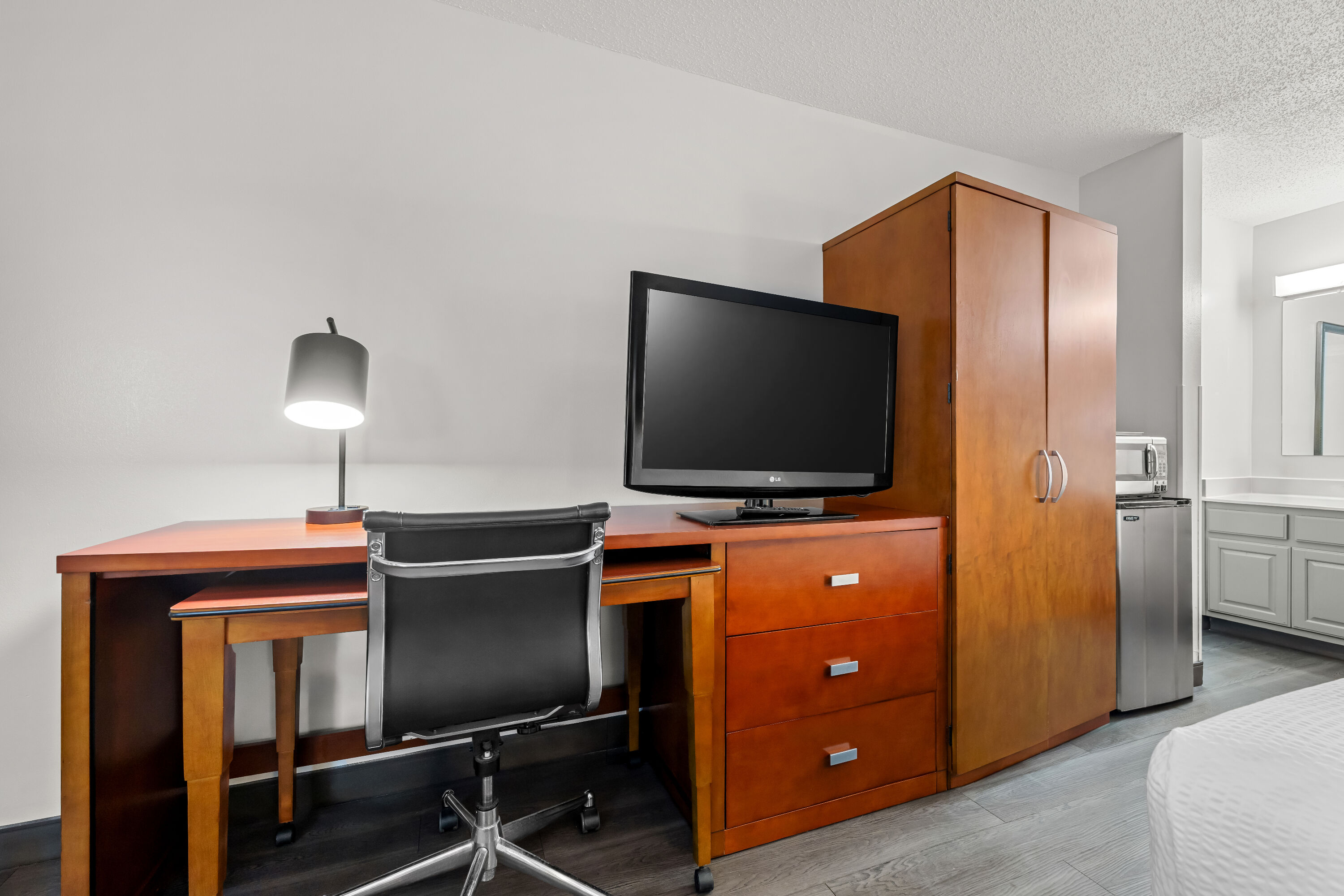 King bed guest room at the Baymont by Wyndham Tuscaloosa in Tuscaloosa, Alabama