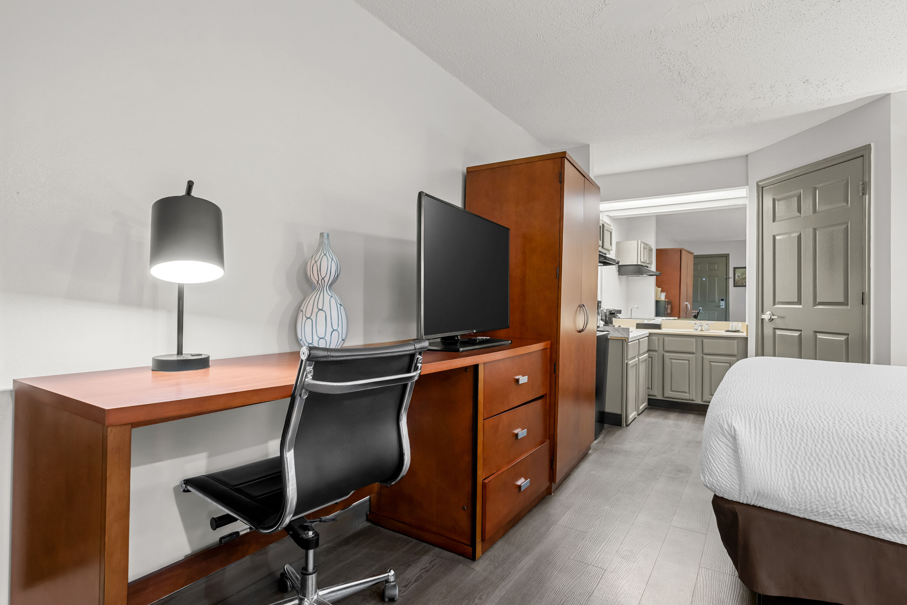 King bed guest room at the Baymont by Wyndham Tuscaloosa in Tuscaloosa, Alabama