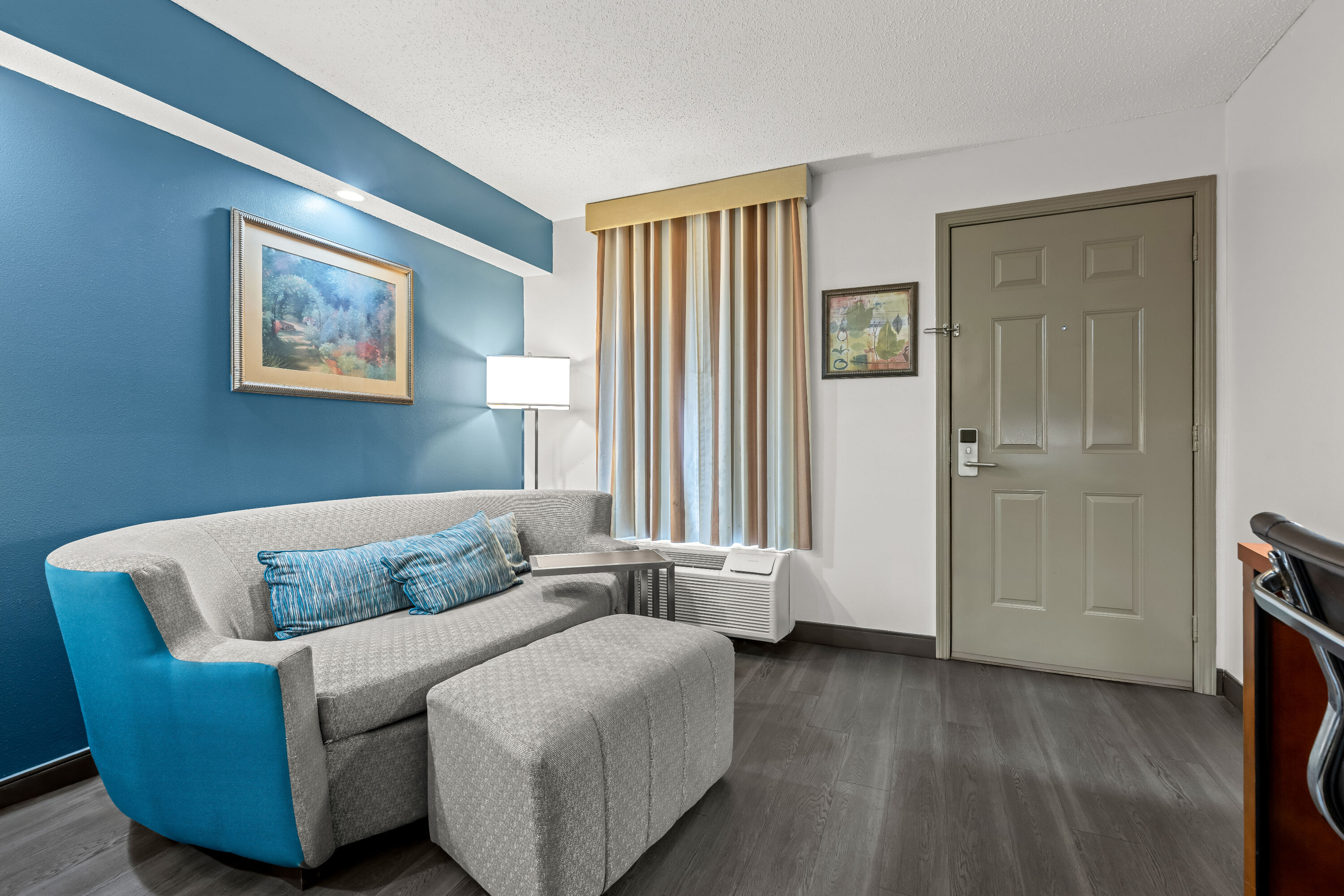 King bed guest room at the Baymont by Wyndham Tuscaloosa in Tuscaloosa, Alabama