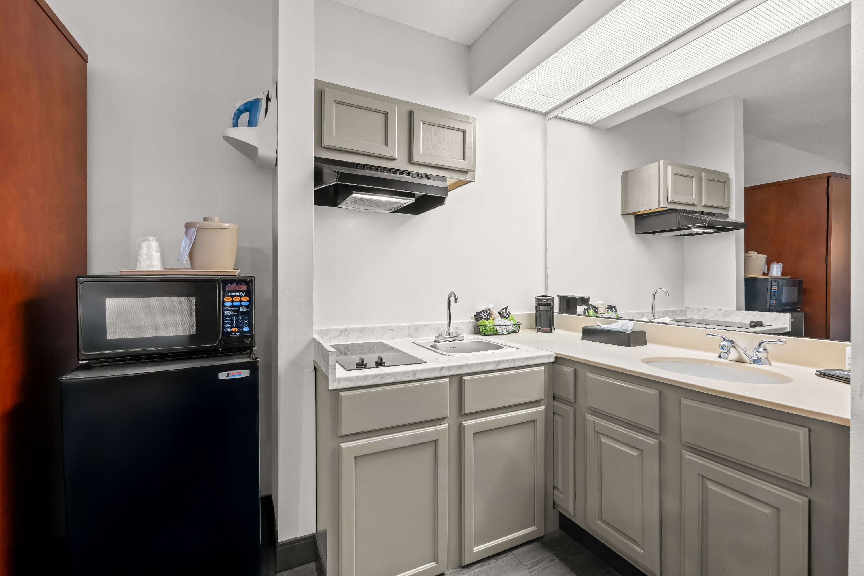 King bed guest room at the Baymont by Wyndham Tuscaloosa in Tuscaloosa, Alabama