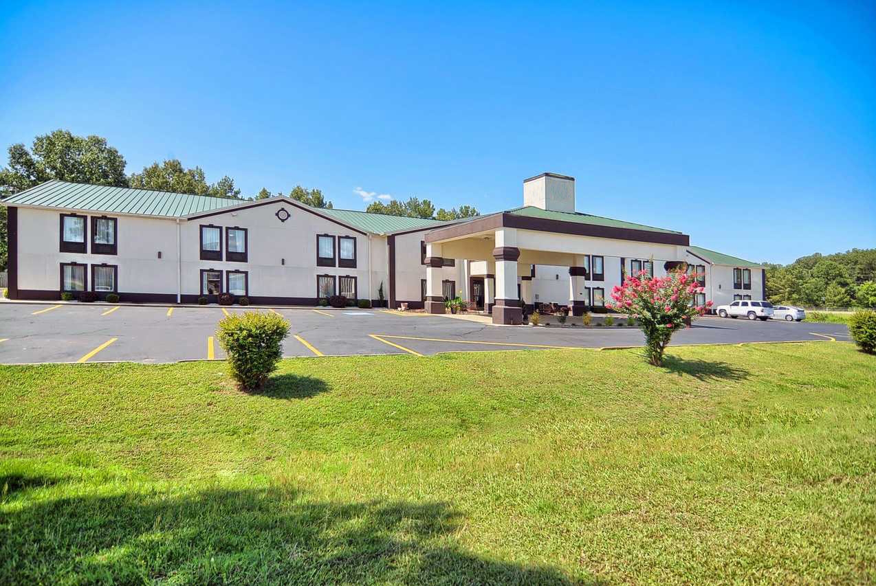 Exterior of Baymont by Wyndham Caddo Valley/Arkadelphia hotel in Caddo Valley, Arkansas