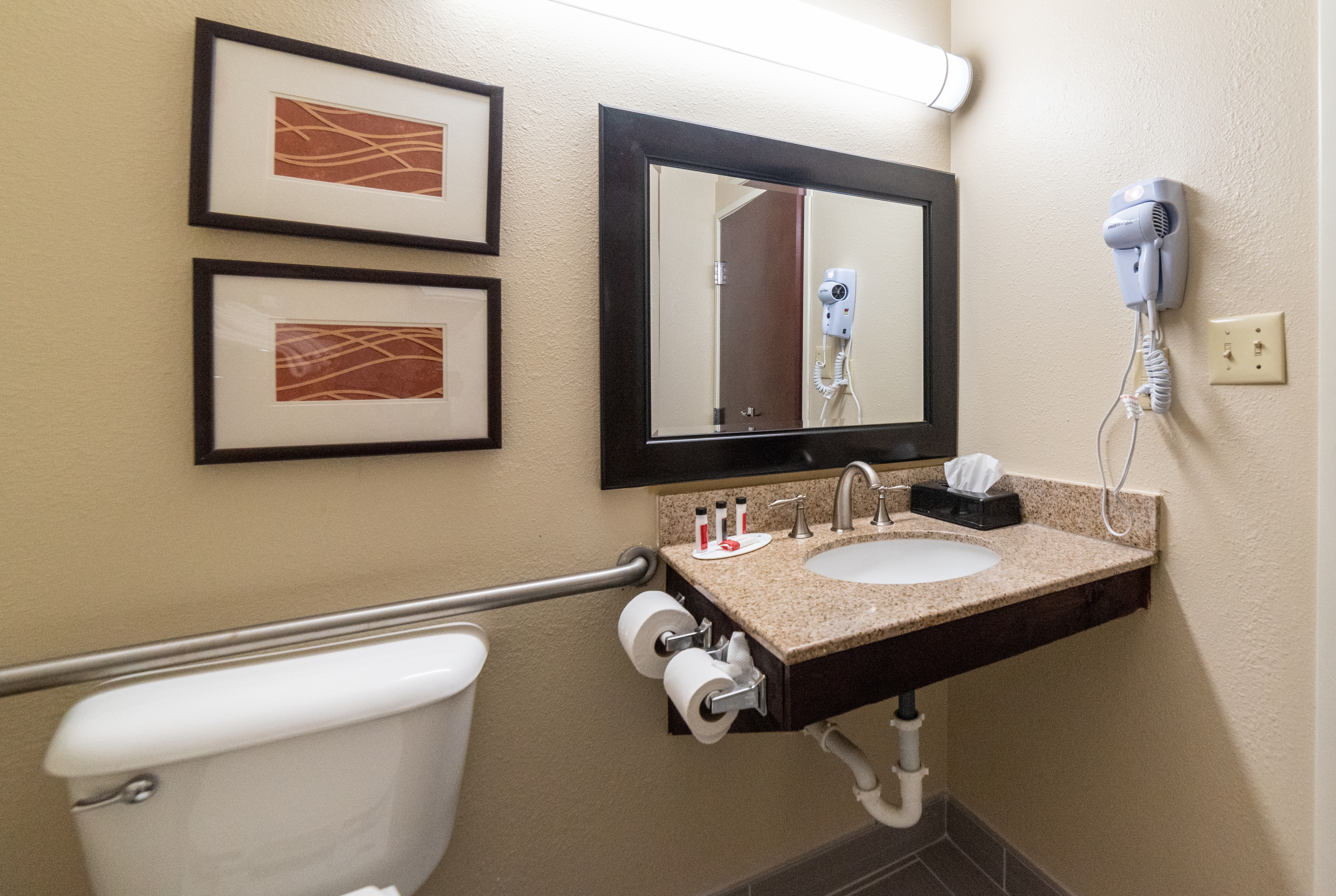 Guest room bath at the Baymont by Wyndham Caddo Valley/Arkadelphia in Caddo Valley, Arkansas