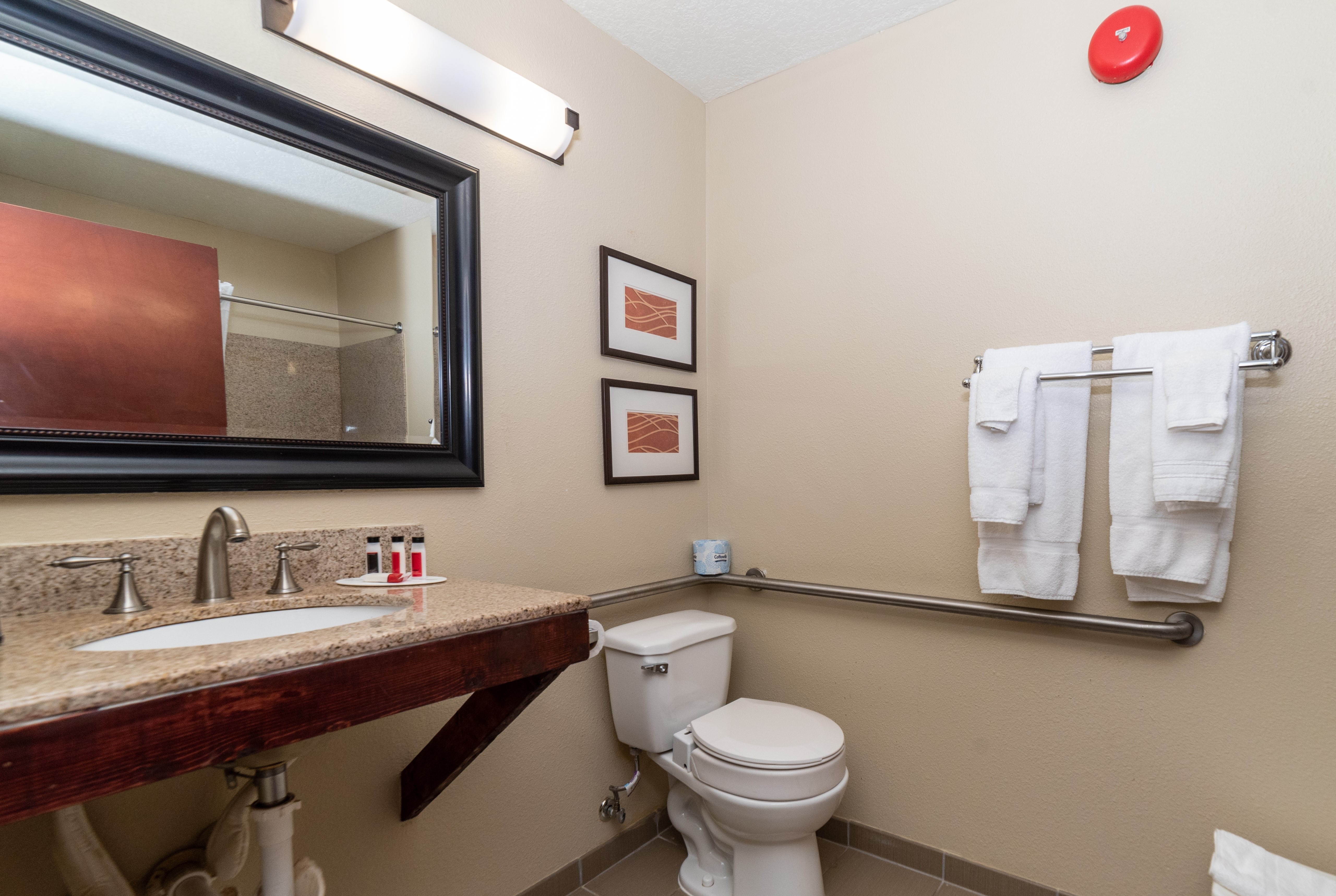 Guest room bath at the Baymont by Wyndham Caddo Valley/Arkadelphia in Caddo Valley, Arkansas