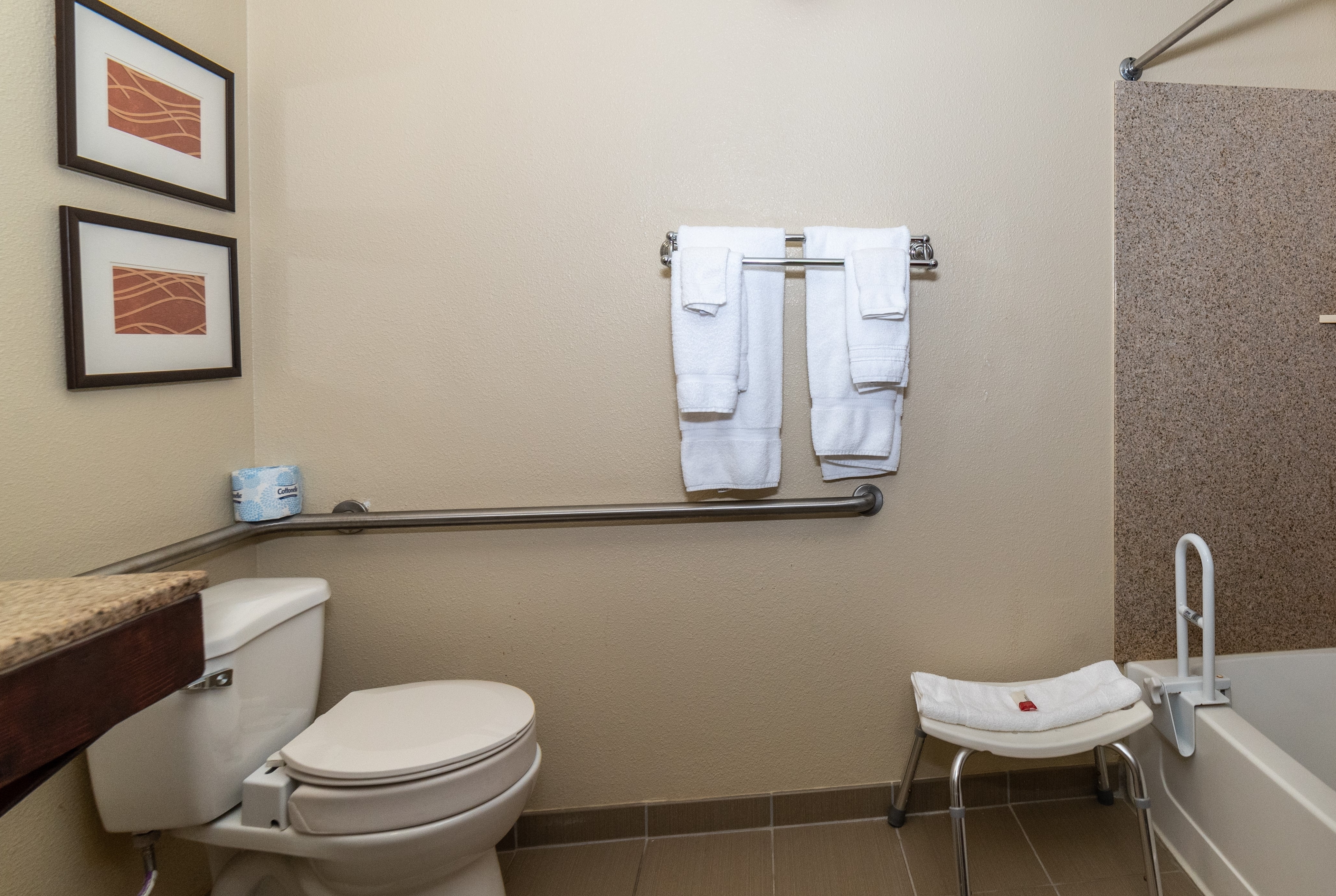 Guest room bath at the Baymont by Wyndham Caddo Valley/Arkadelphia in Caddo Valley, Arkansas