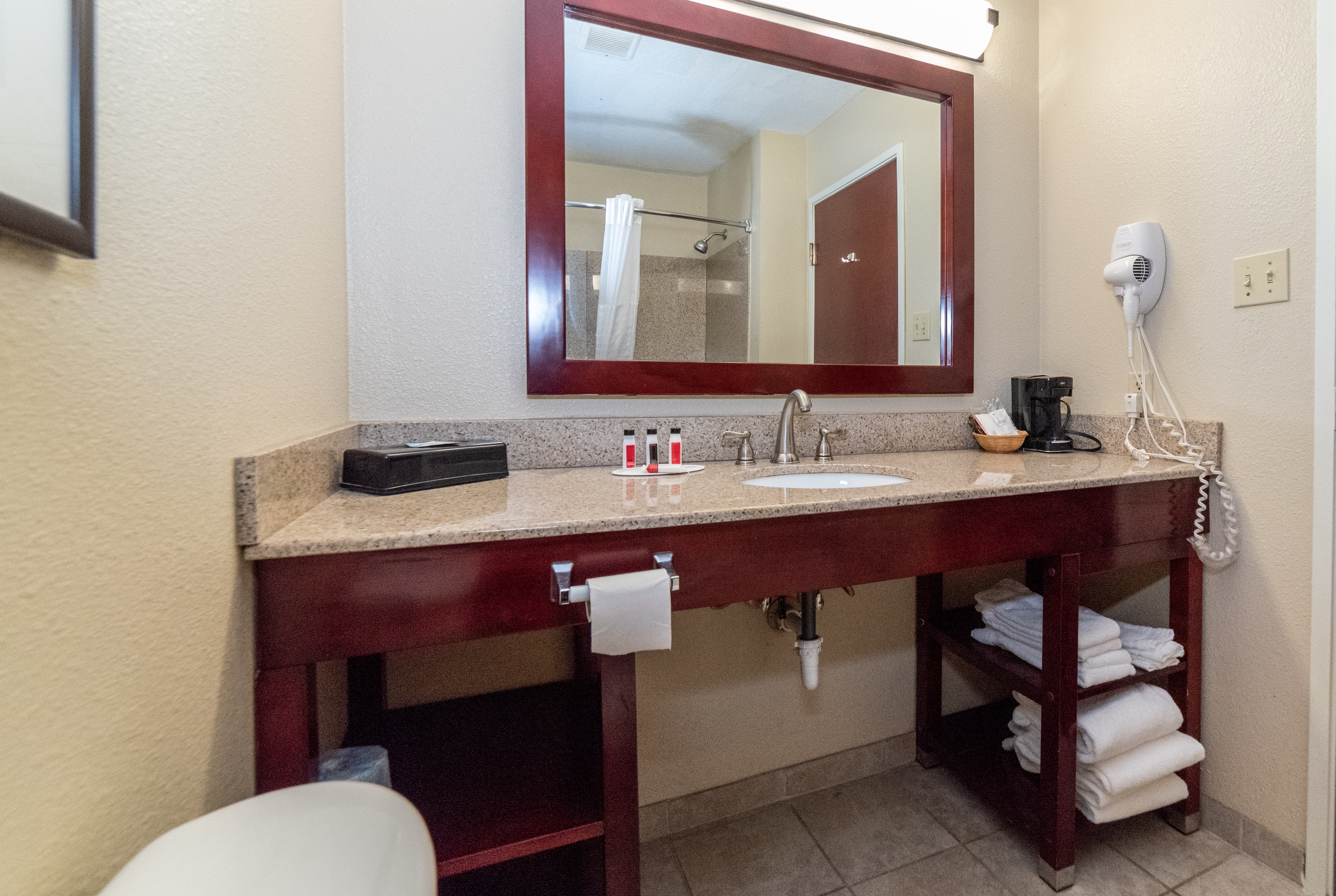Guest room bath at the Baymont by Wyndham Caddo Valley/Arkadelphia in Caddo Valley, Arkansas