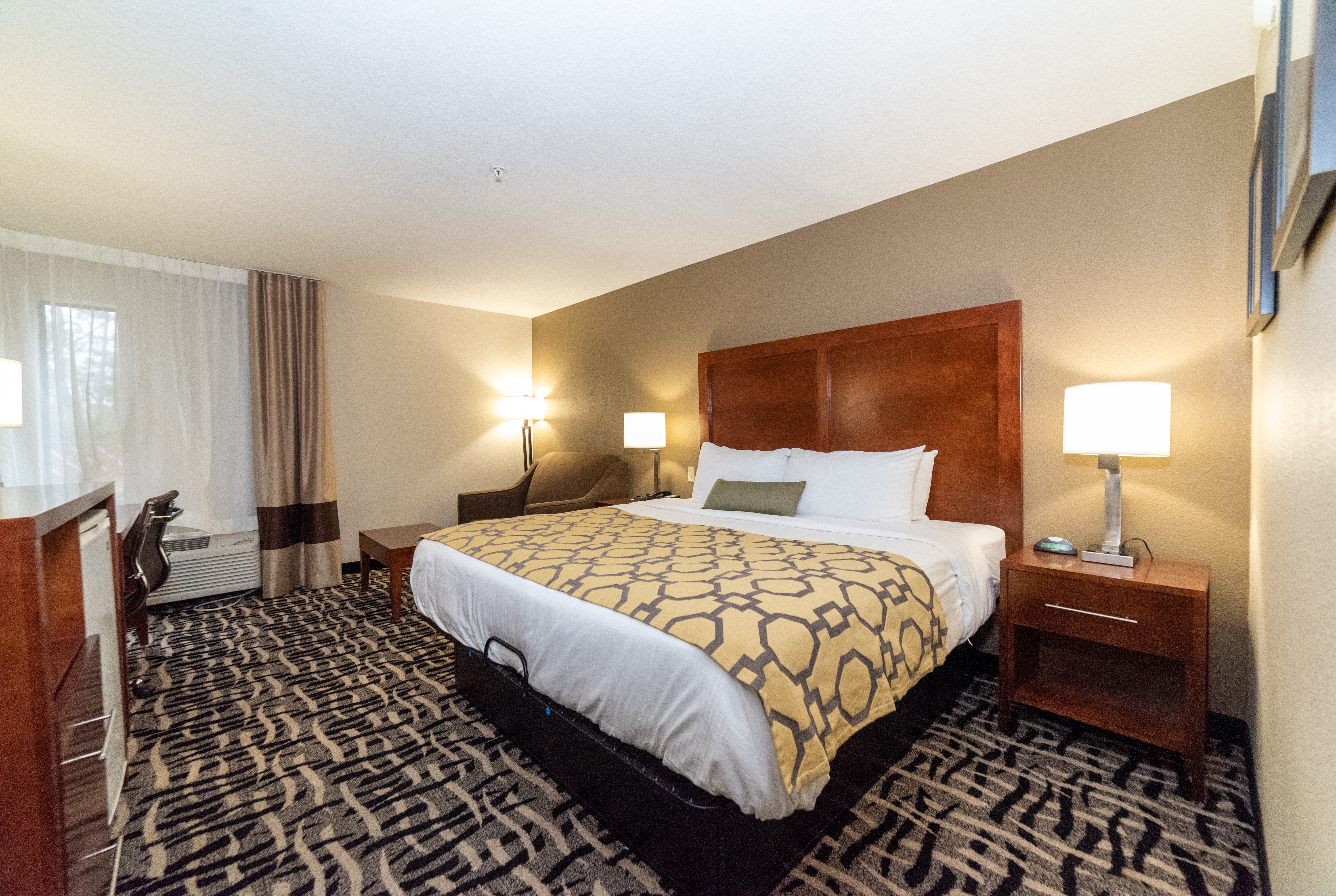 Queen bed guest room at the Baymont by Wyndham Caddo Valley/Arkadelphia in Caddo Valley, Arkansas