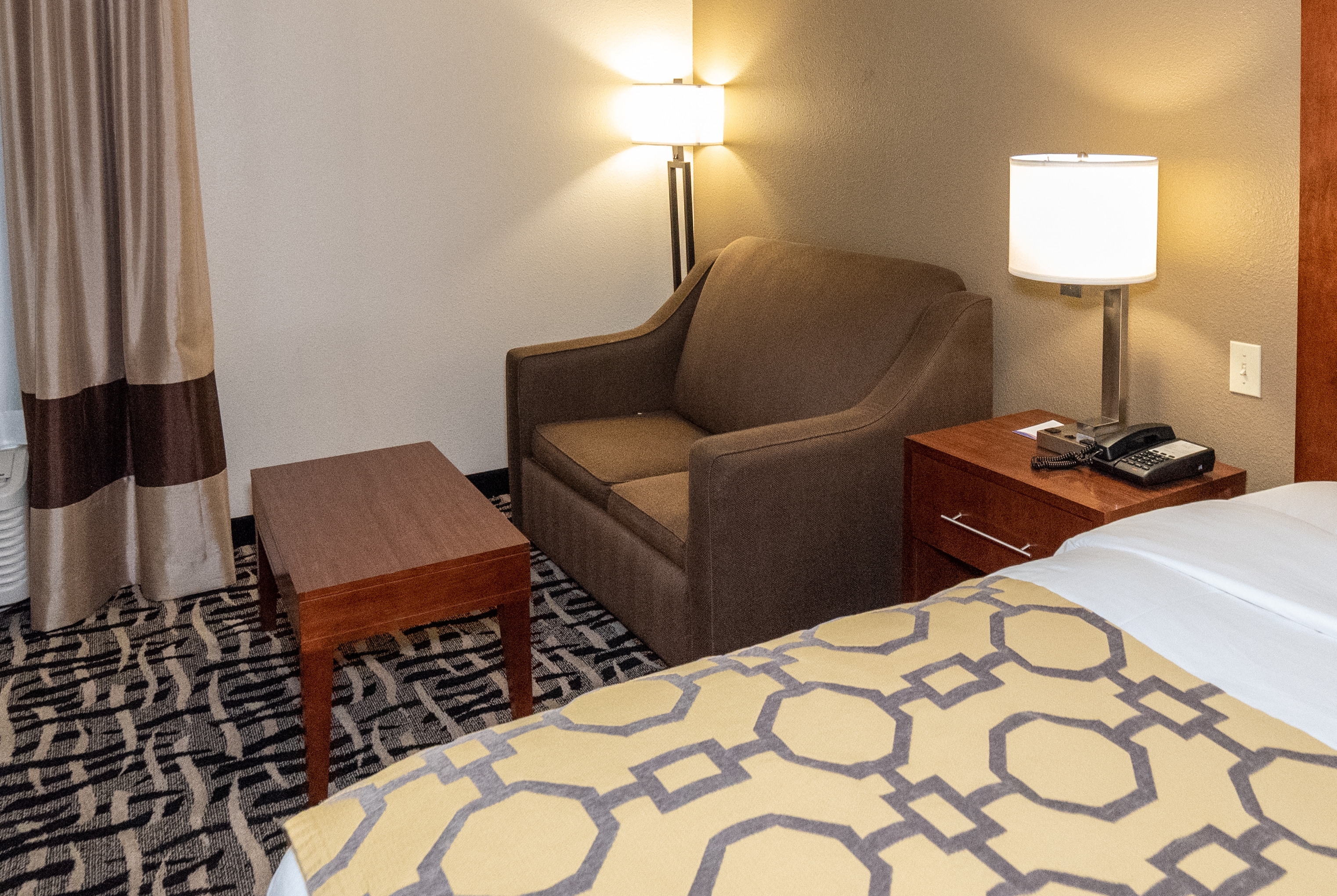 King bed guest room at the Baymont by Wyndham Caddo Valley/Arkadelphia in Caddo Valley, Arkansas