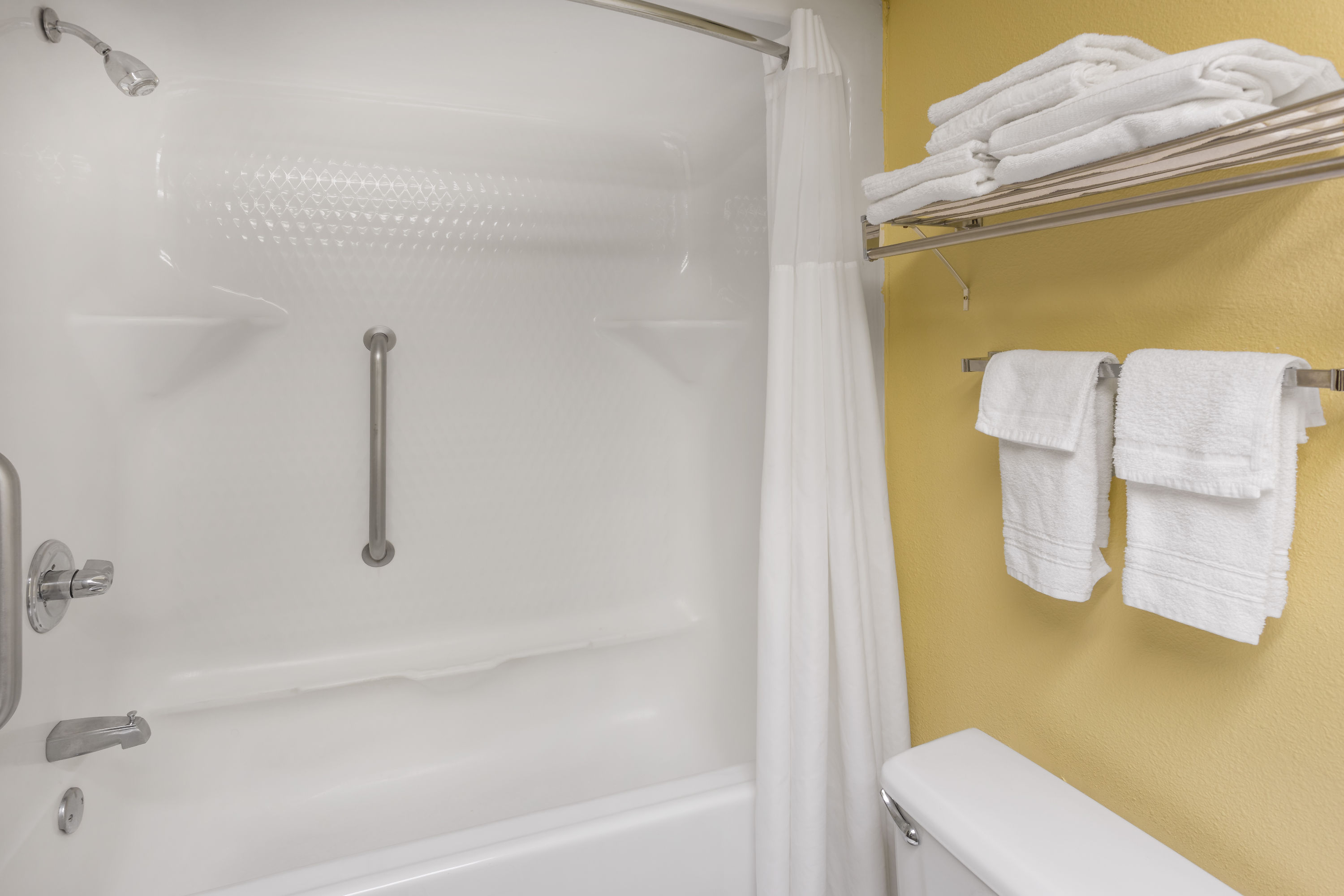 Guest room bath at the Baymont by Wyndham Fayetteville in Fayetteville, Arkansas