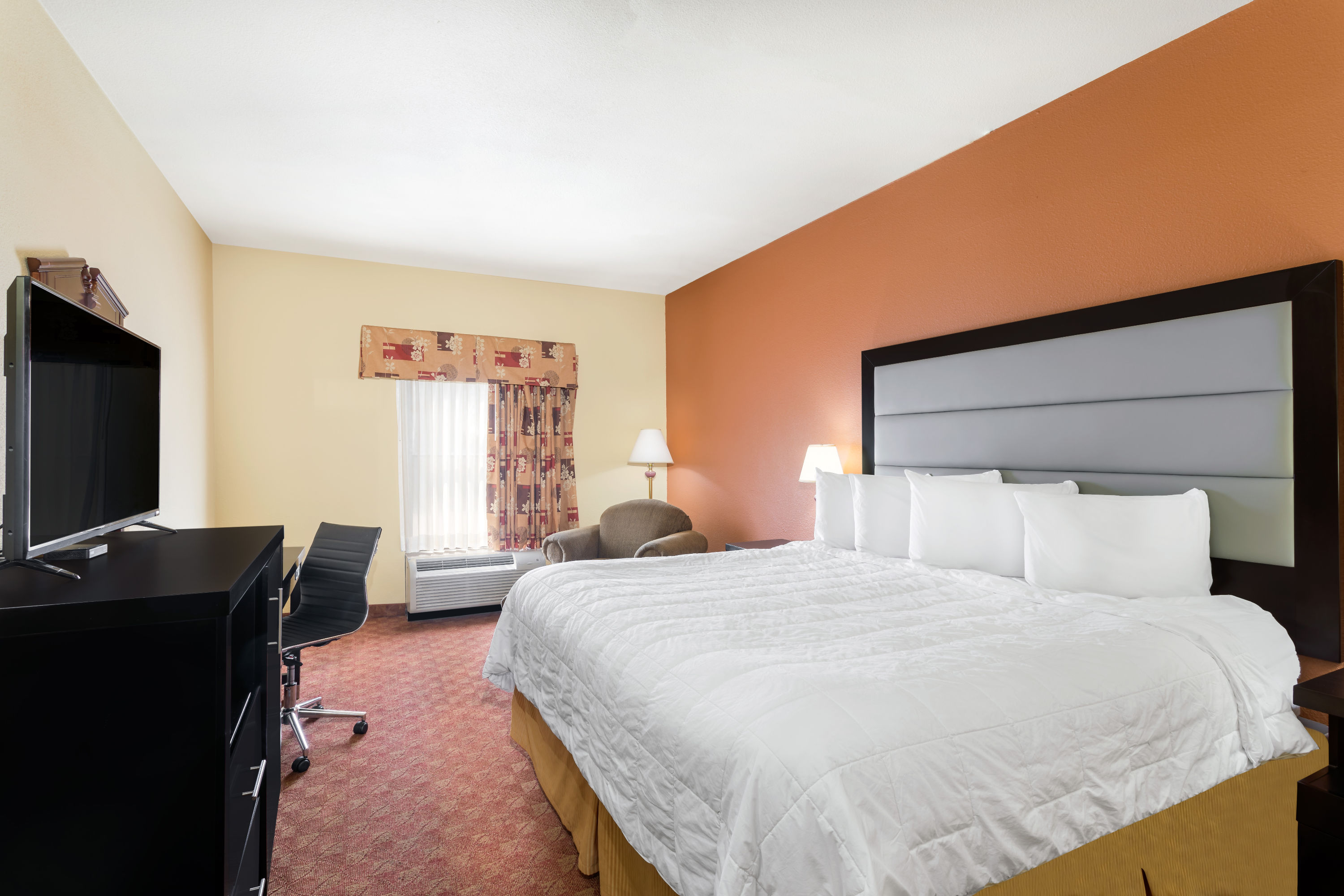 Guest room at the Baymont by Wyndham Fayetteville in Fayetteville, Arkansas