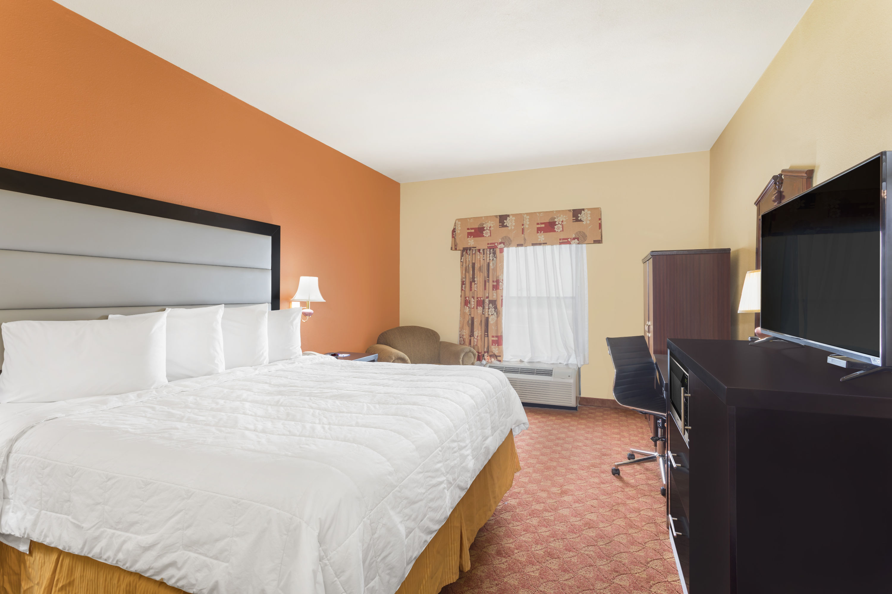 Baymont by Wyndham Fayetteville suite in Fayetteville, Arkansas