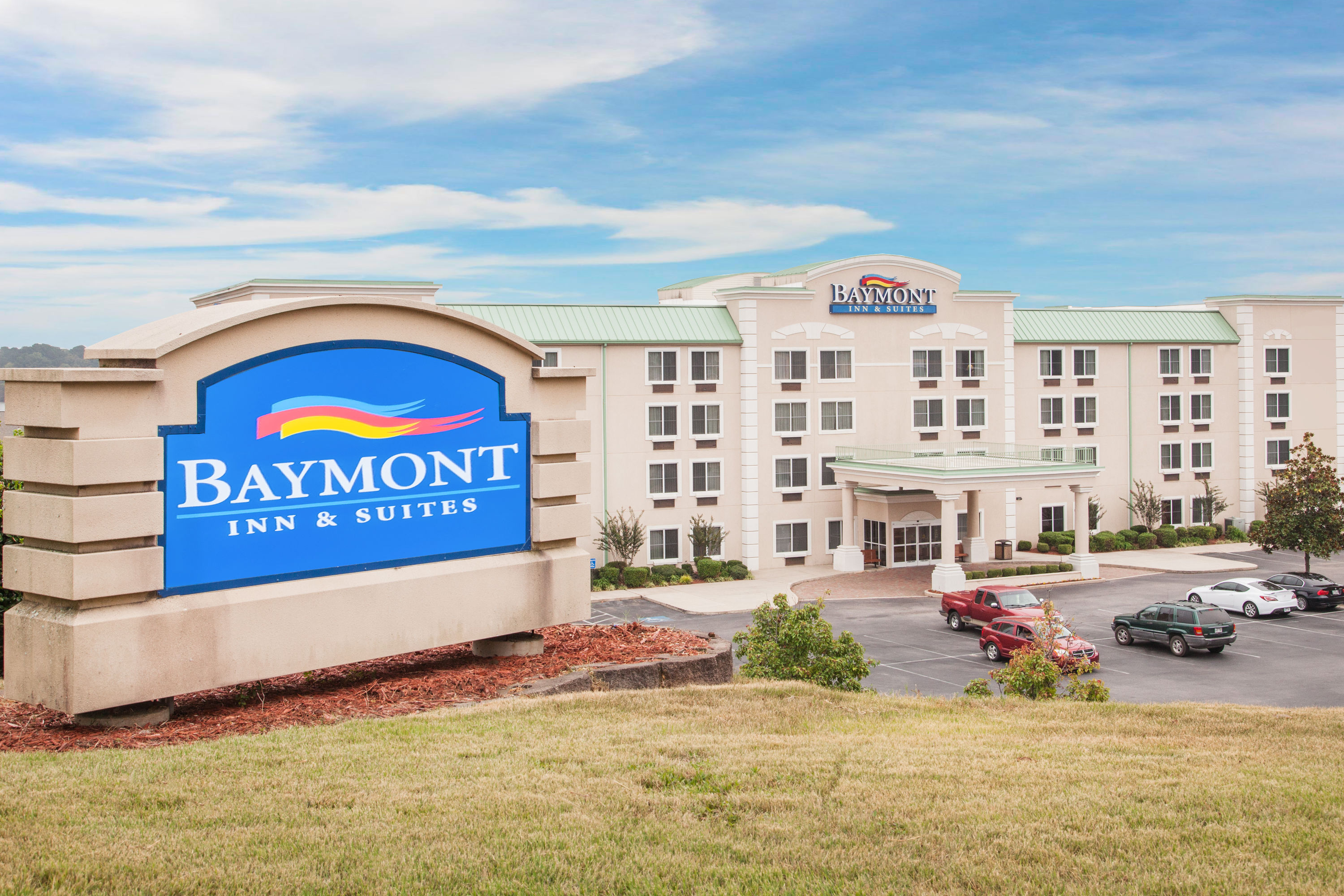 Exterior Day Image of Baymont by Wyndham Hot Springs On the Lake hotel in Hot Springs, Arkansas