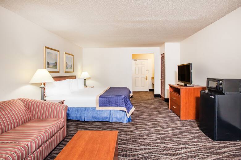 Guest room at the Baymont Inn & Suites Hot Springs in Hot Springs, Arkansas