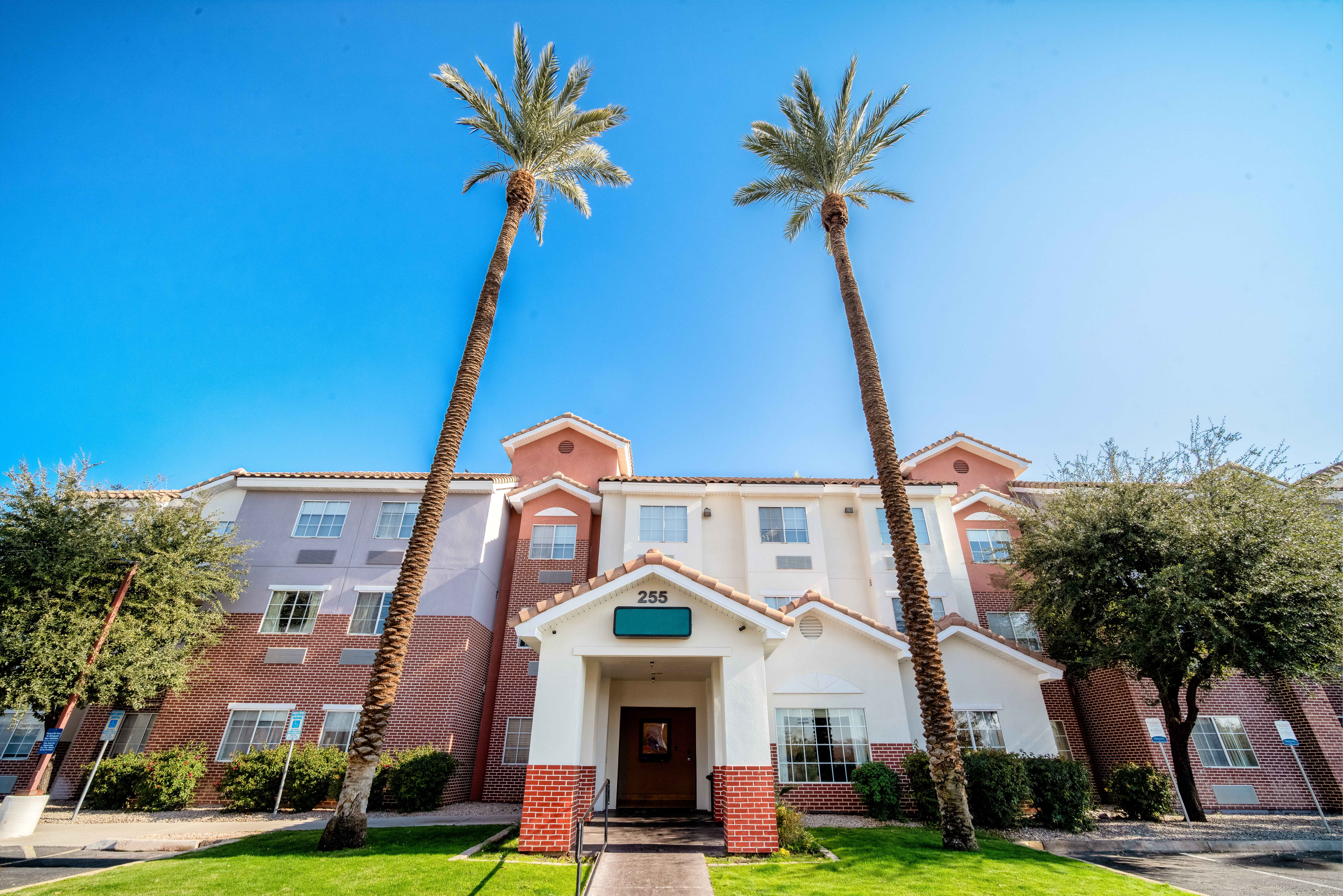 Exterior of Baymont by Wyndham Chandler I-10 hotel in Chandler, Arizona