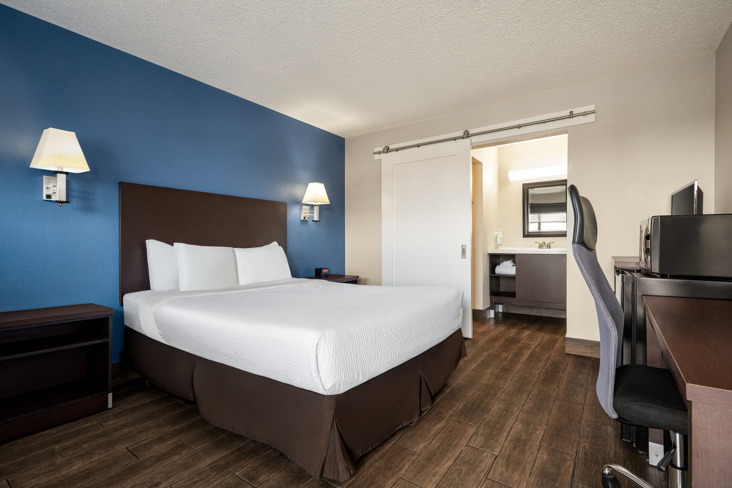 Guest room at the Baymont by Wyndham Kingman in Kingman, Arizona