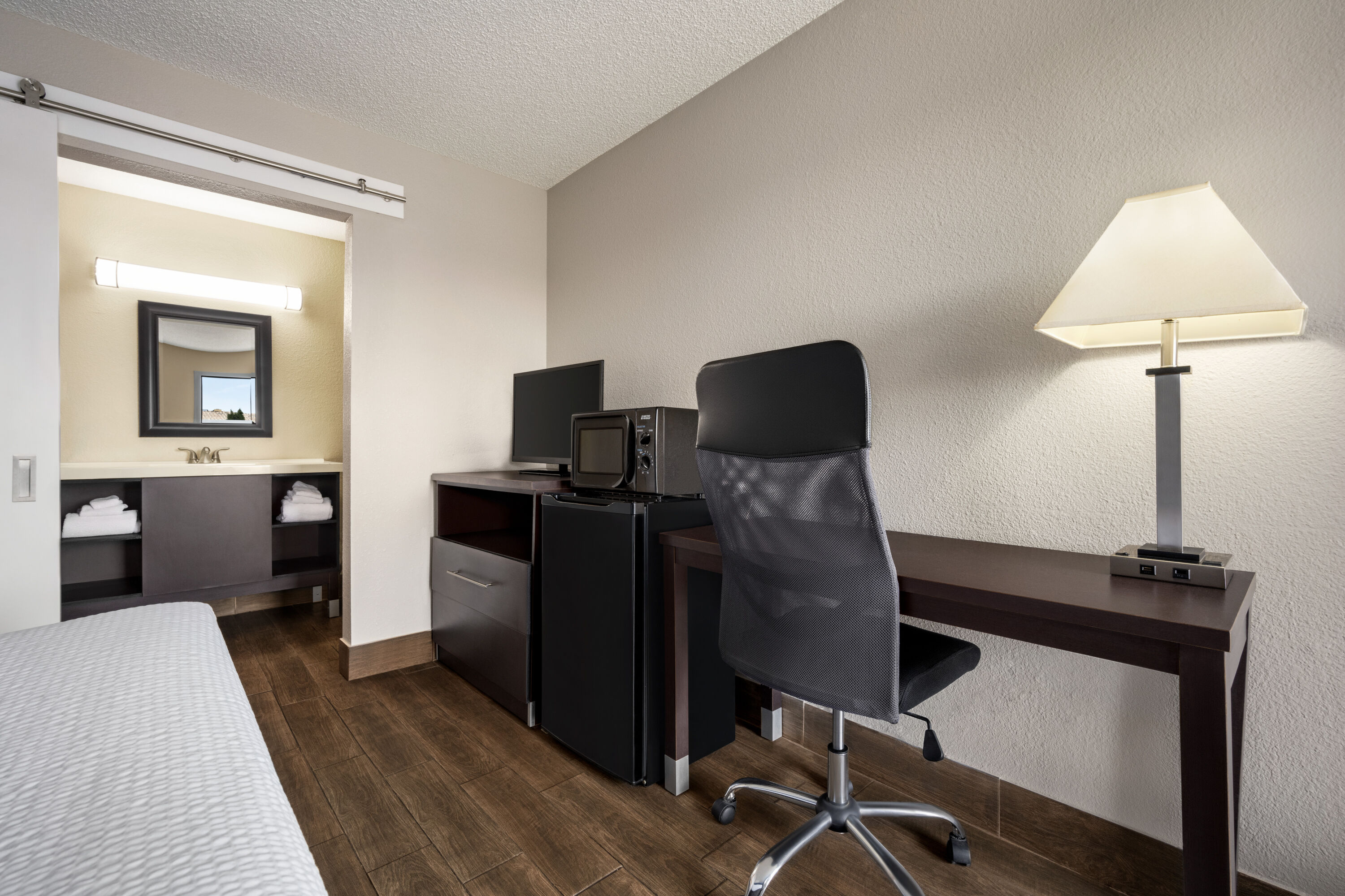 Guest room at the Baymont by Wyndham Kingman in Kingman, Arizona