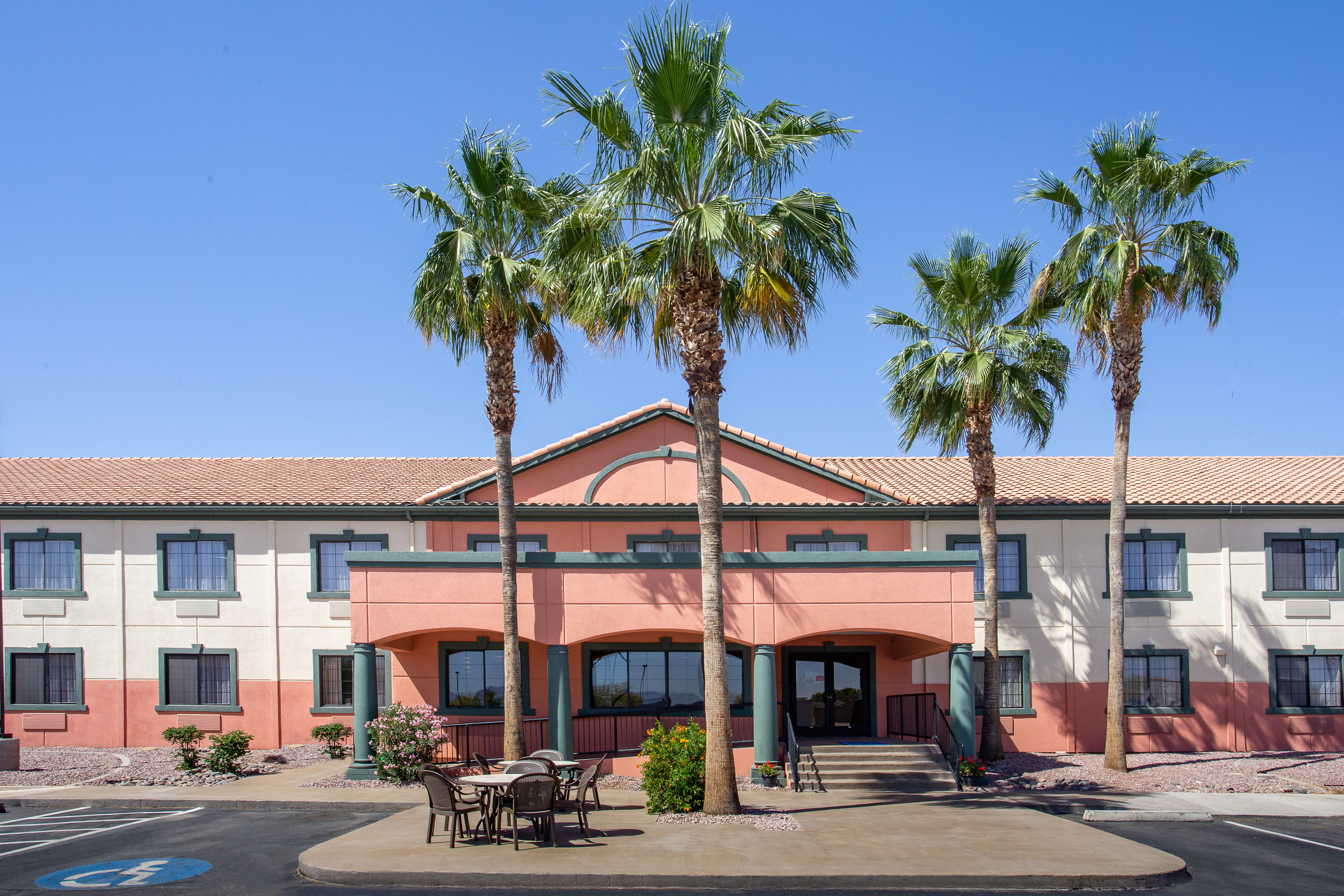 Exterior Day Image of Baymont by Wyndham Phoenix I-10 near 51st Ave hotel in Phoenix, Arizona