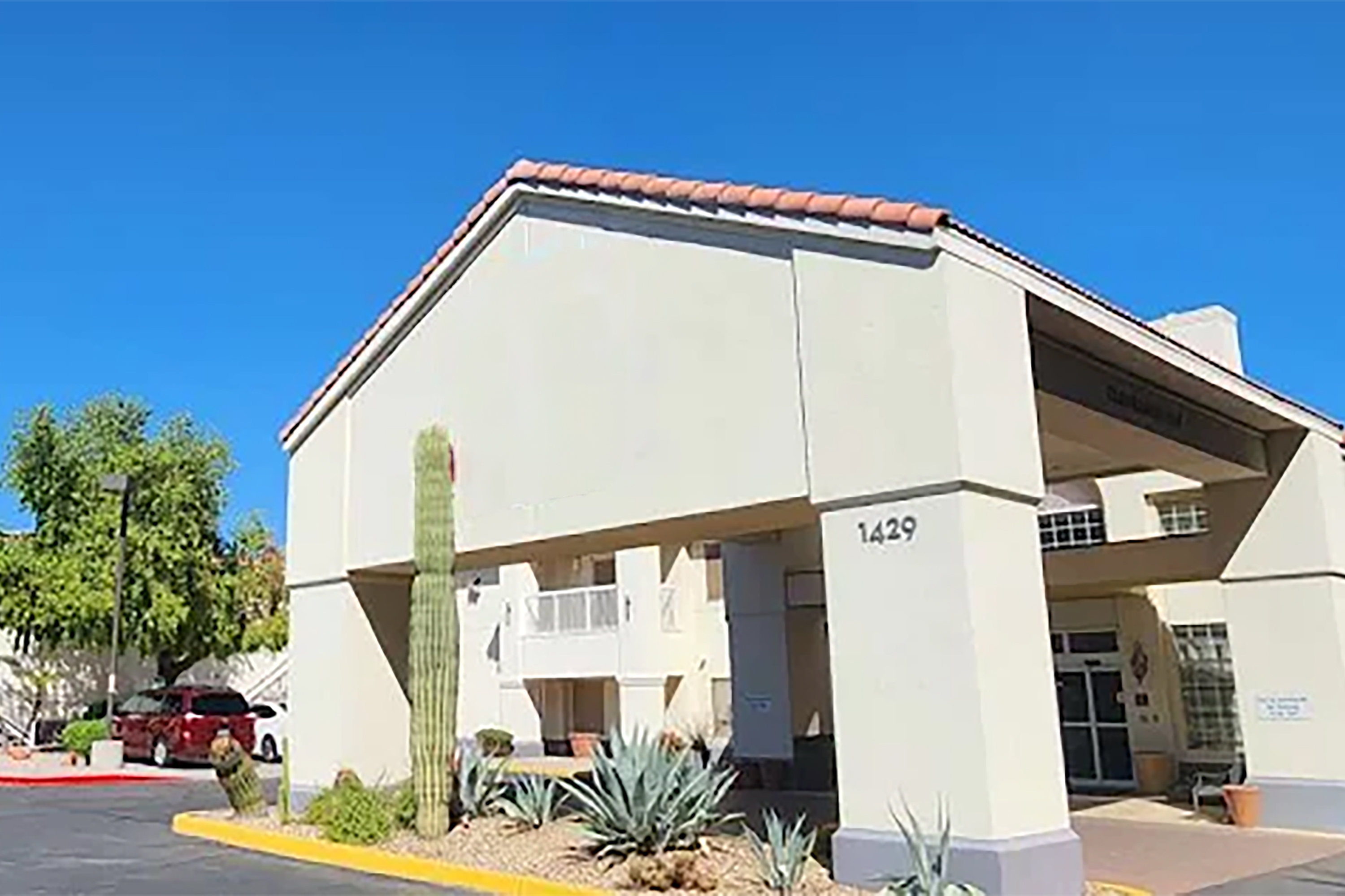 Exterior of Baymont Inn & Suites by Wyndham Tempe University/Phoenix hotel in Tempe, Arizona