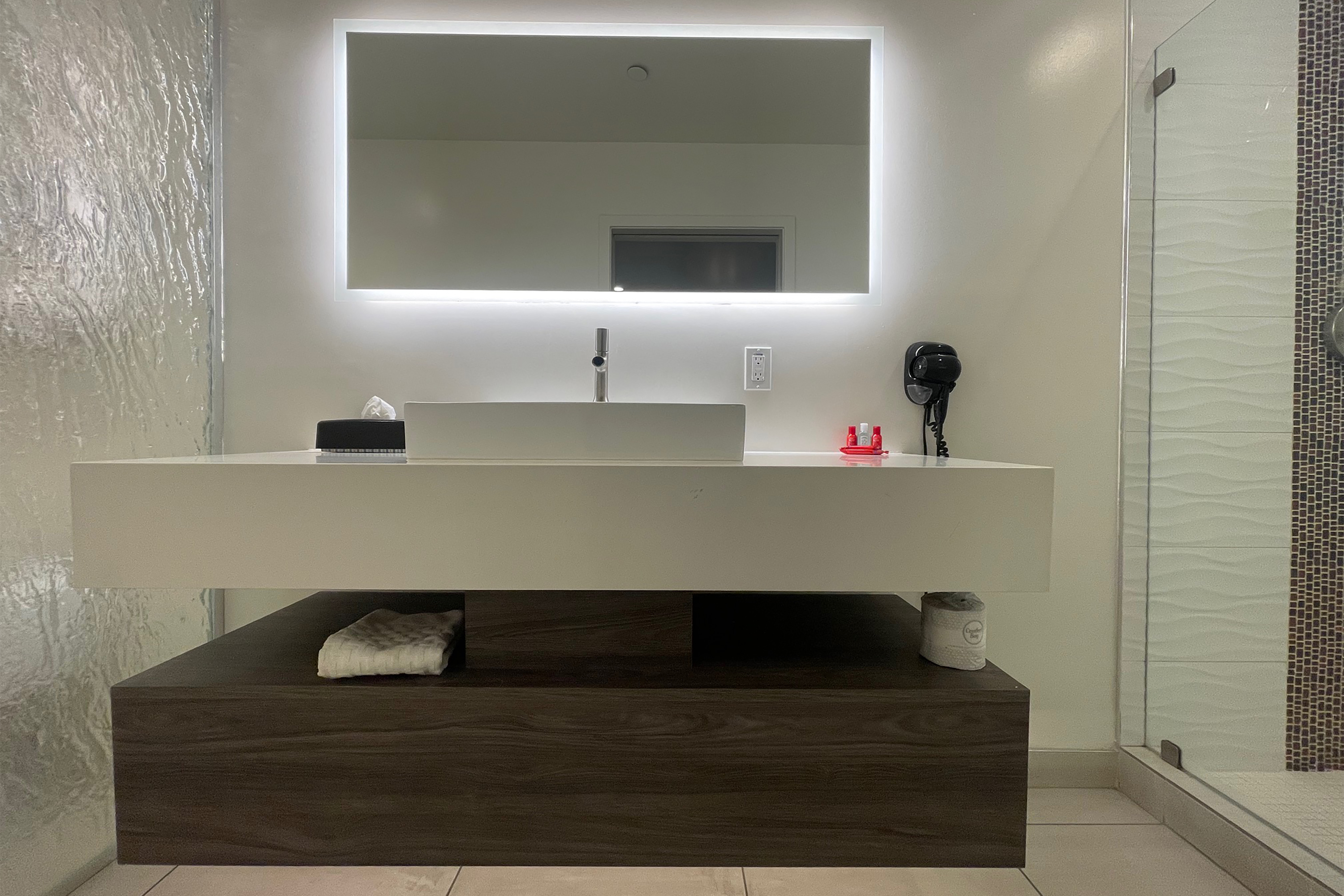 Guest room bath at the Baymont Inn & Suites by Wyndham Tempe University/Phoenix in Tempe, Arizona