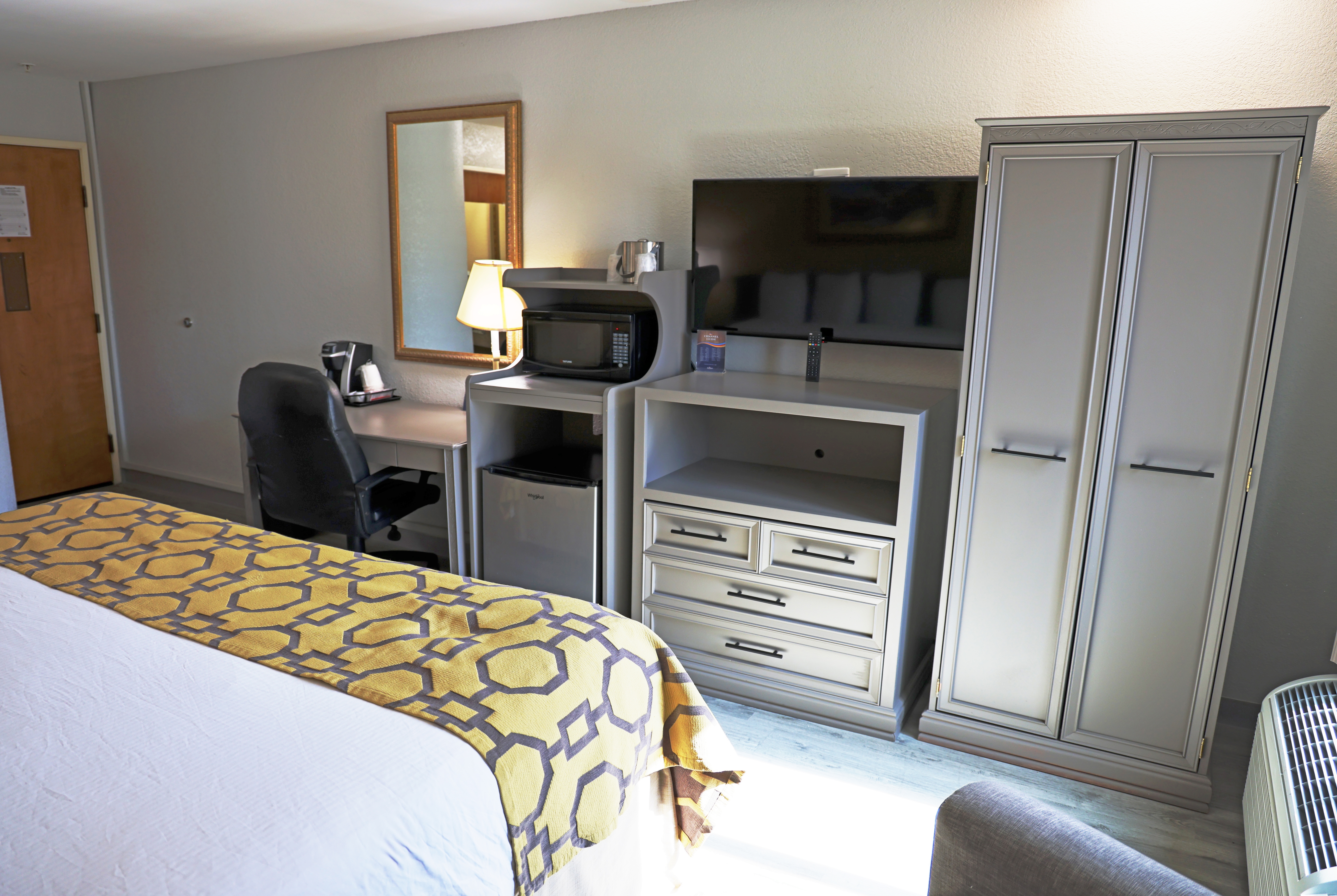 Guest room at the Baymont by Wyndham Barstow Historic Route 66 in Barstow, California