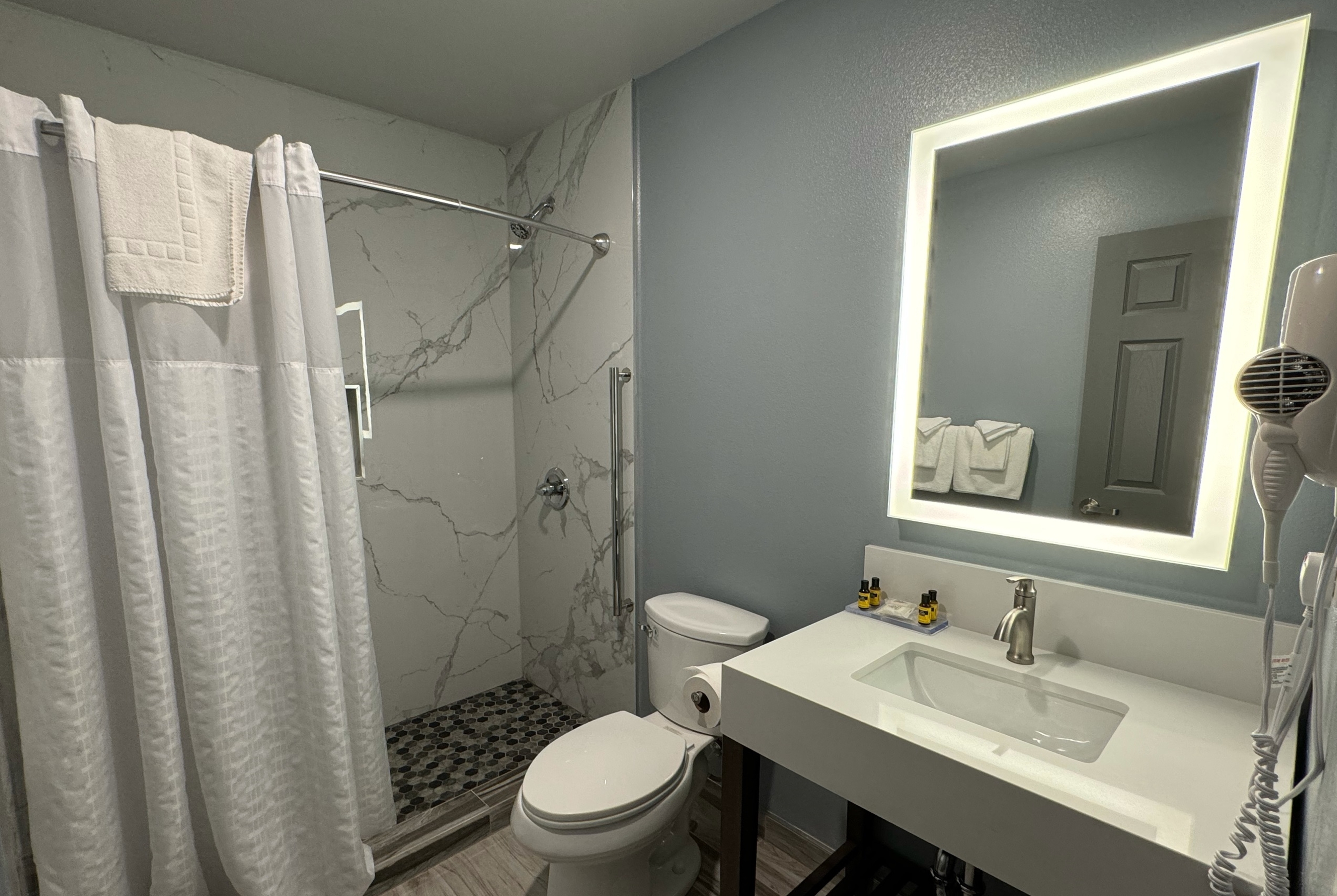 Guest room bath at the Baymont by Wyndham Coalinga in Coalinga, California