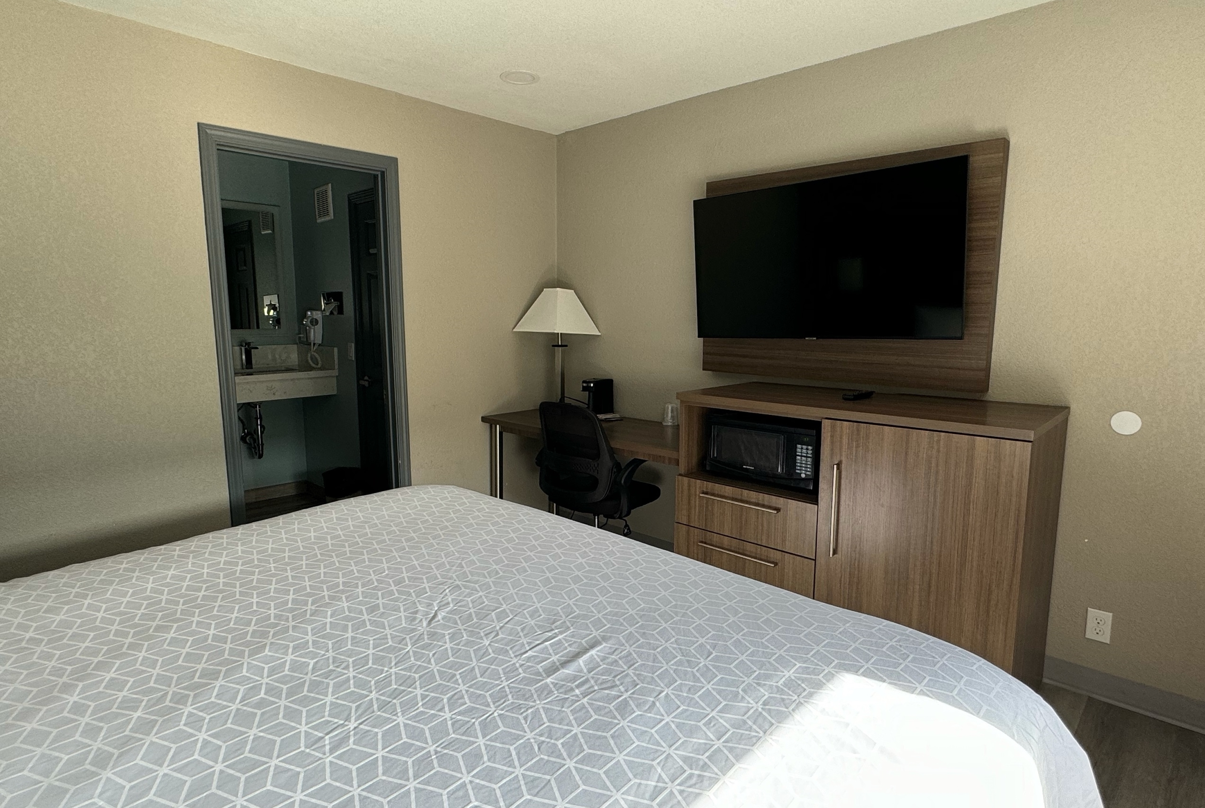 Guest room at the Baymont by Wyndham Coalinga in Coalinga, California