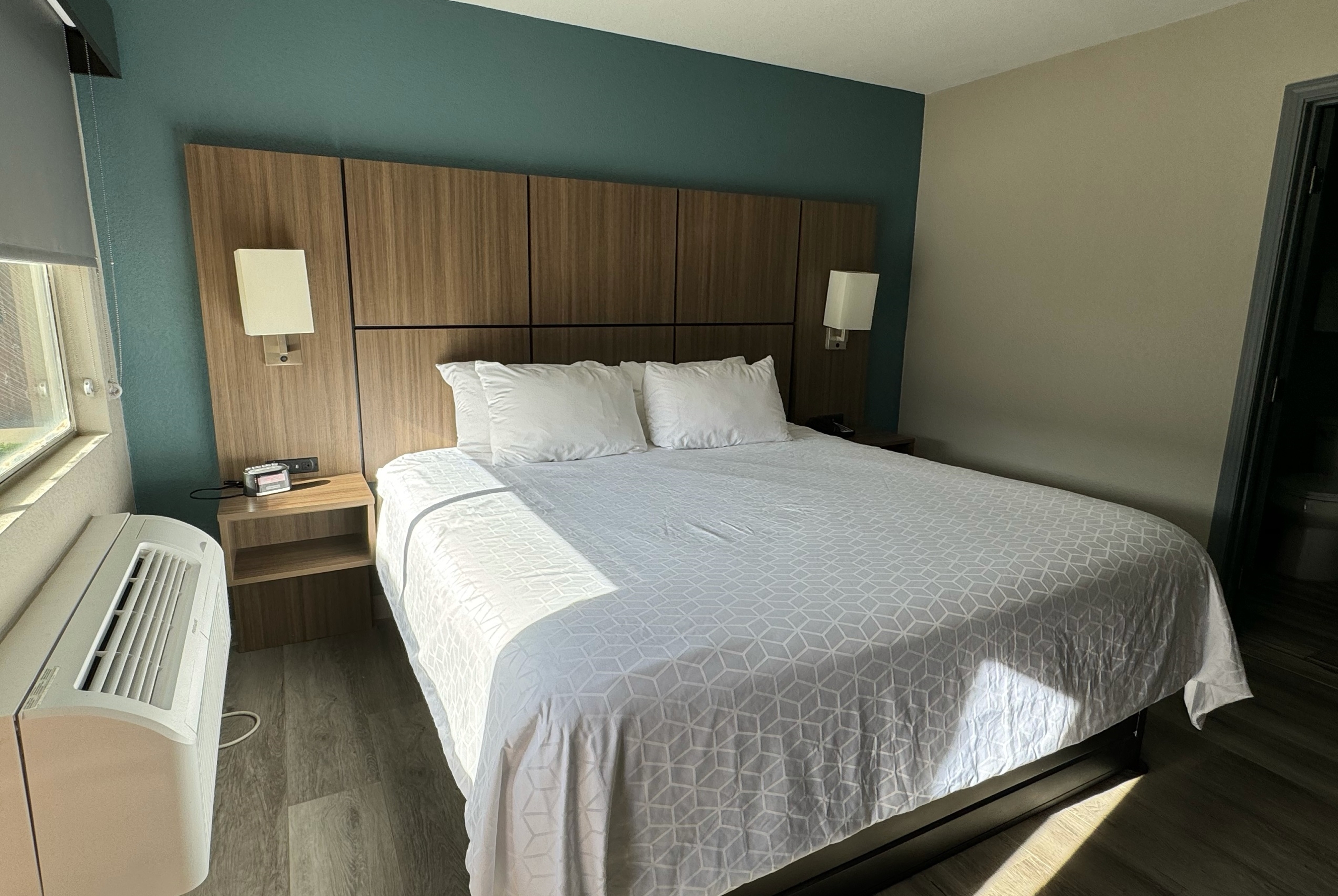 Guest room at the Baymont by Wyndham Coalinga in Coalinga, California