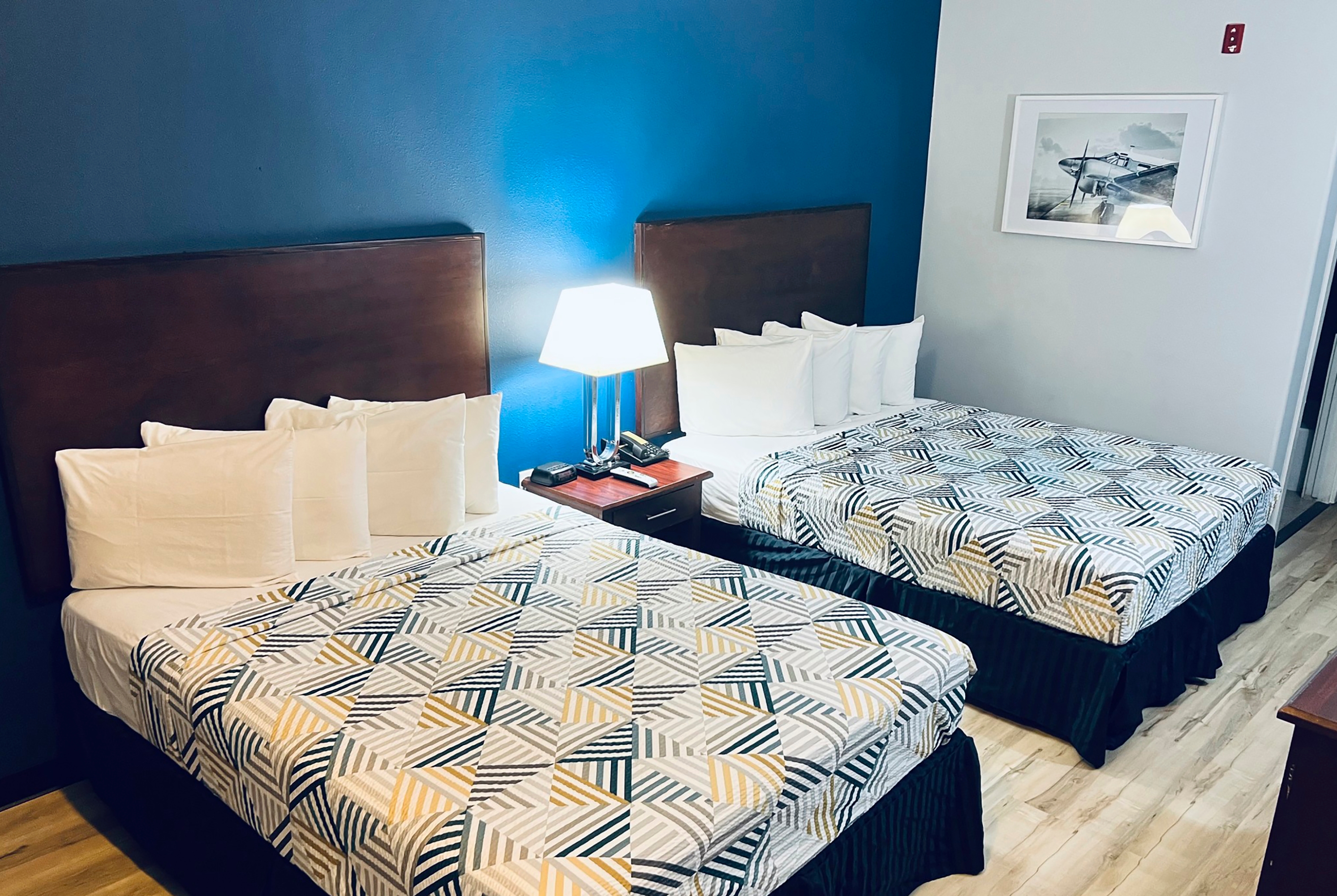 Queen bed guest room at the Baymont by Wyndham Ridgecrest in Ridgecrest, California