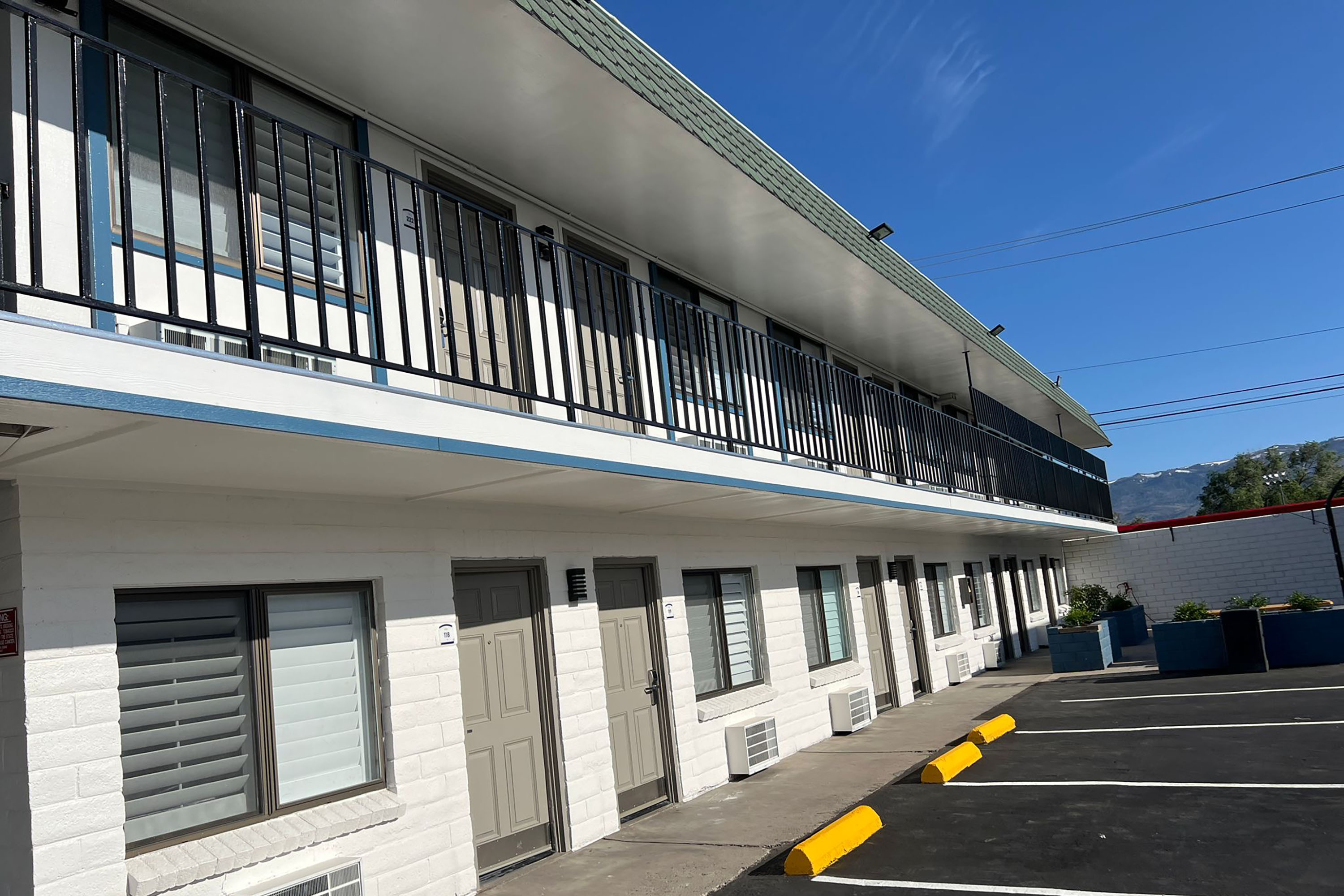 Exterior of Baymont by Wyndham Susanville hotel in Susanville, California
