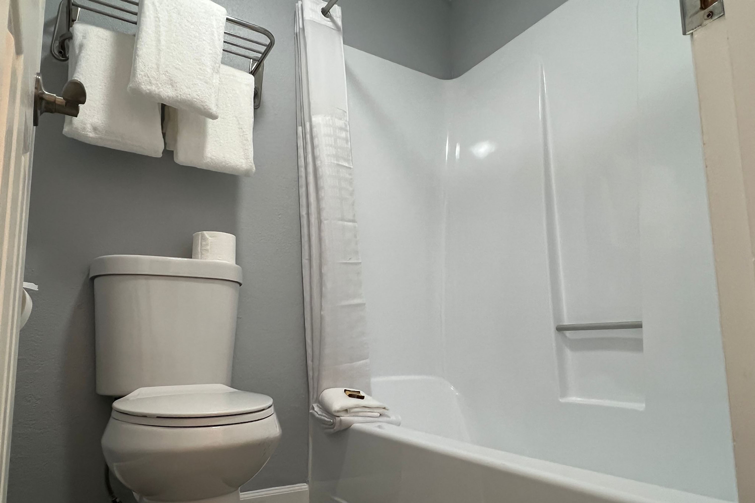 Guest room bath at the Baymont by Wyndham Susanville in Susanville, California