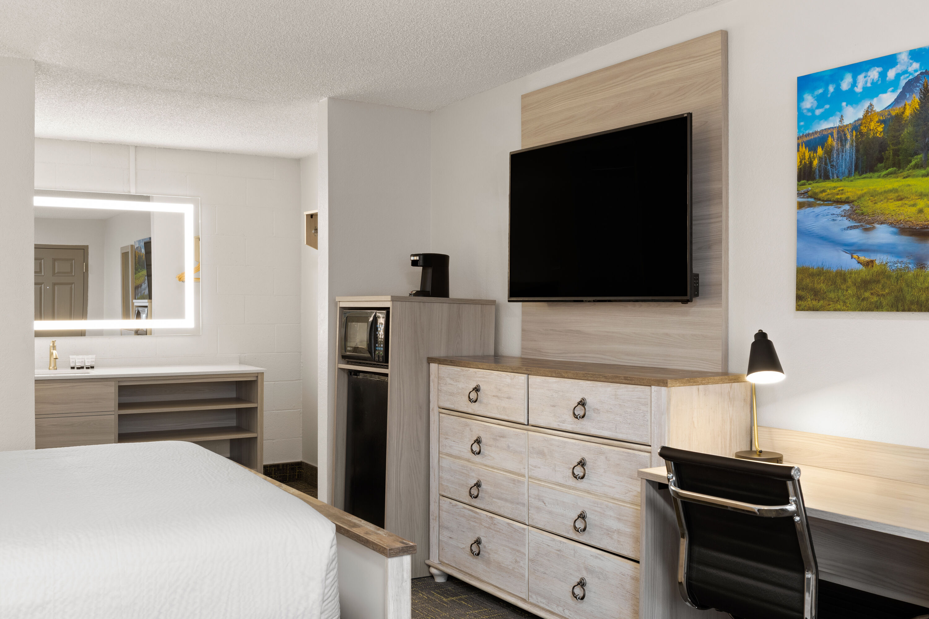 Guest room at the Baymont by Wyndham Susanville in Susanville, California