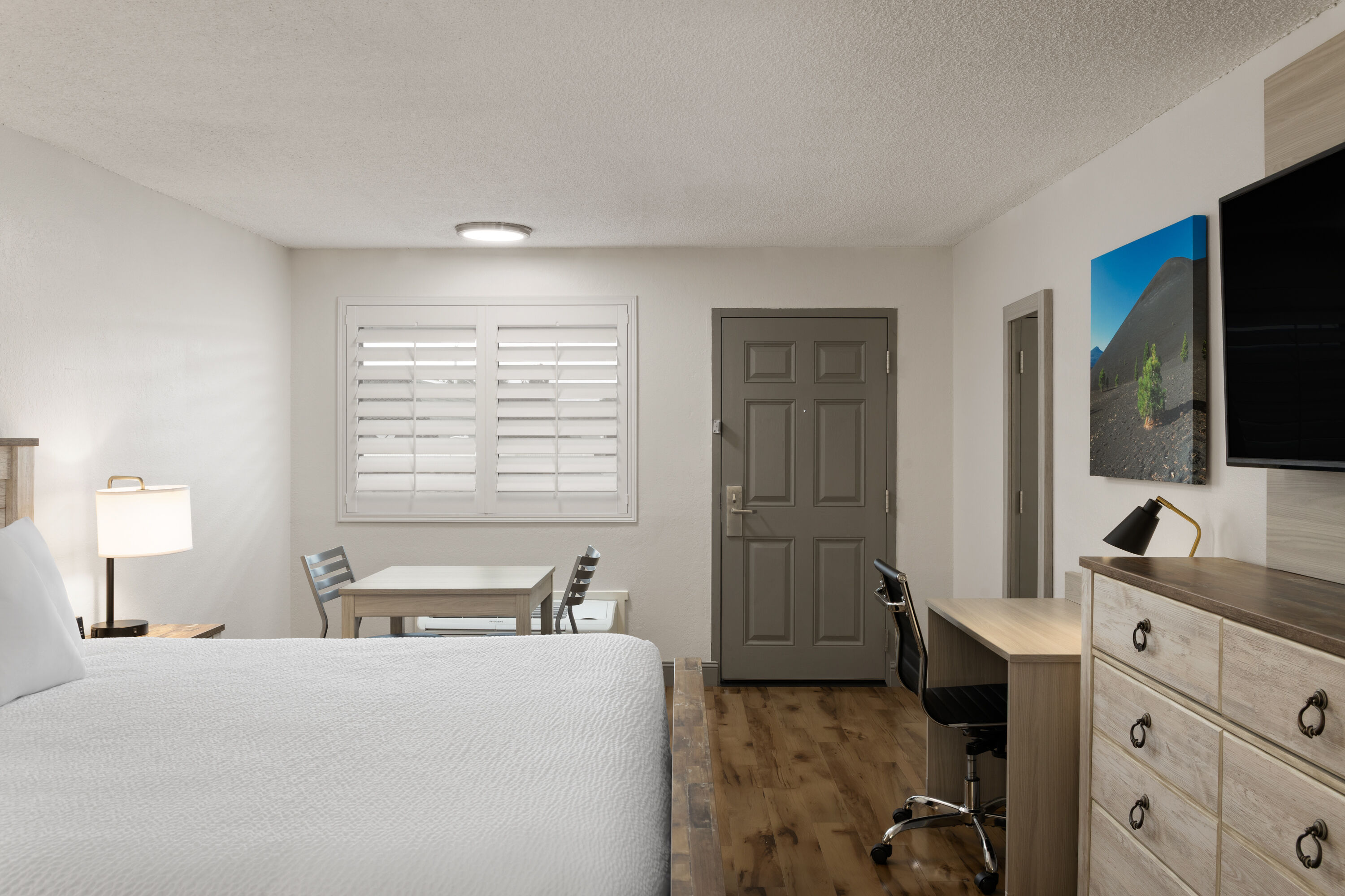 Guest room at the Baymont by Wyndham Susanville in Susanville, California