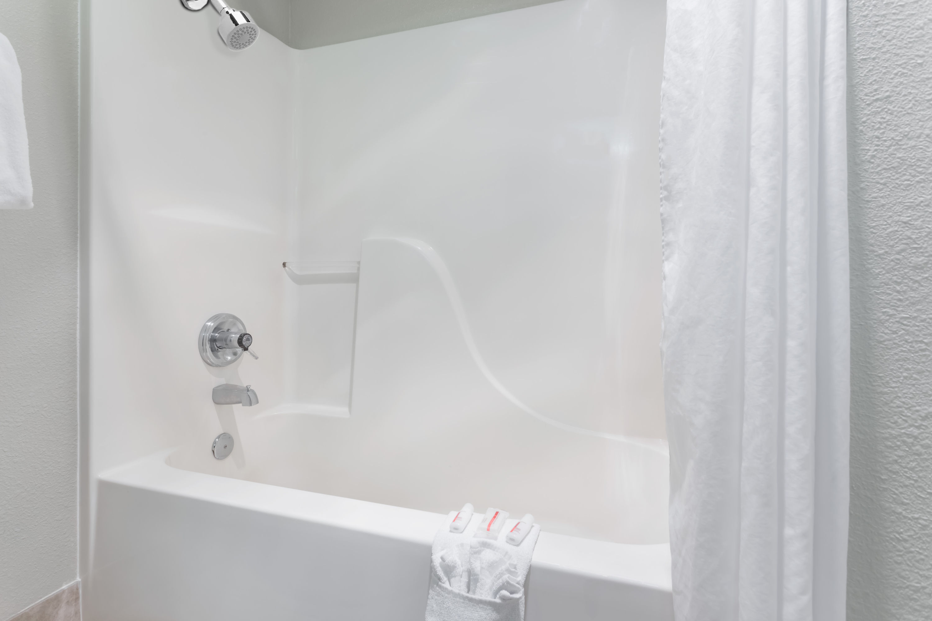 Guest room bath at the Baymont by Wyndham Yreka in Yreka, California