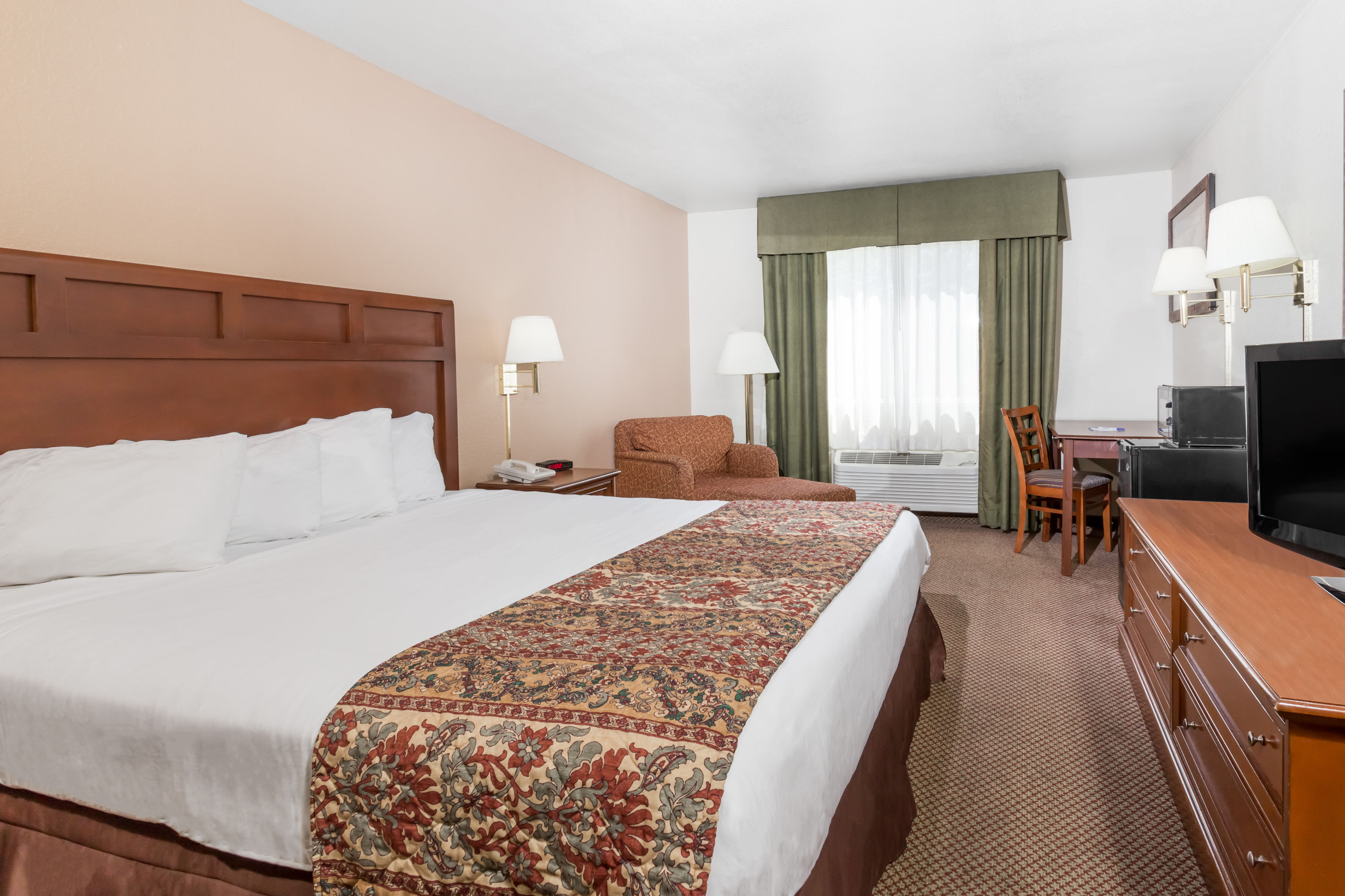 Guest room at the Baymont by Wyndham Yreka in Yreka, California