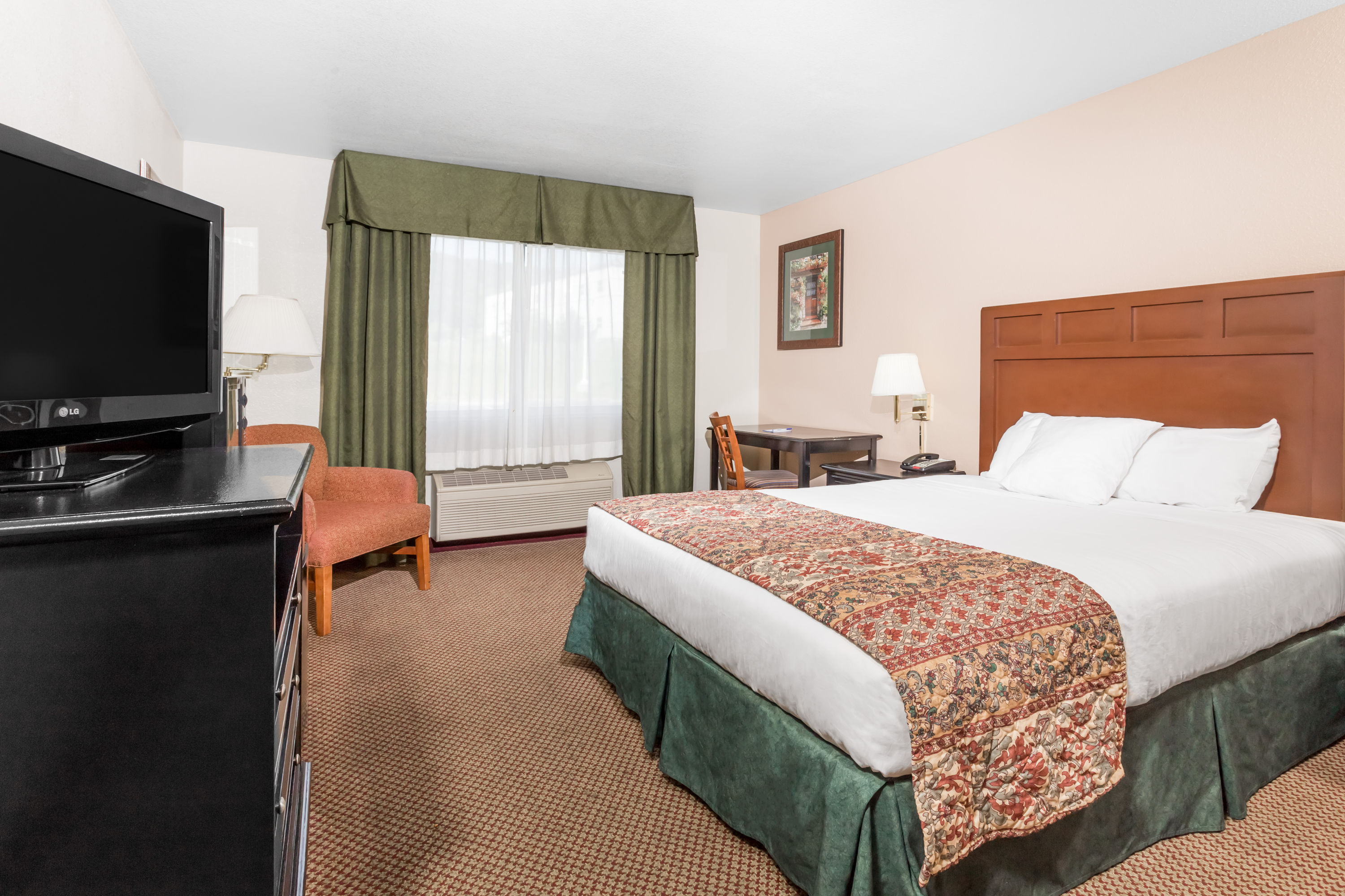 Guest room at the Baymont by Wyndham Yreka in Yreka, California