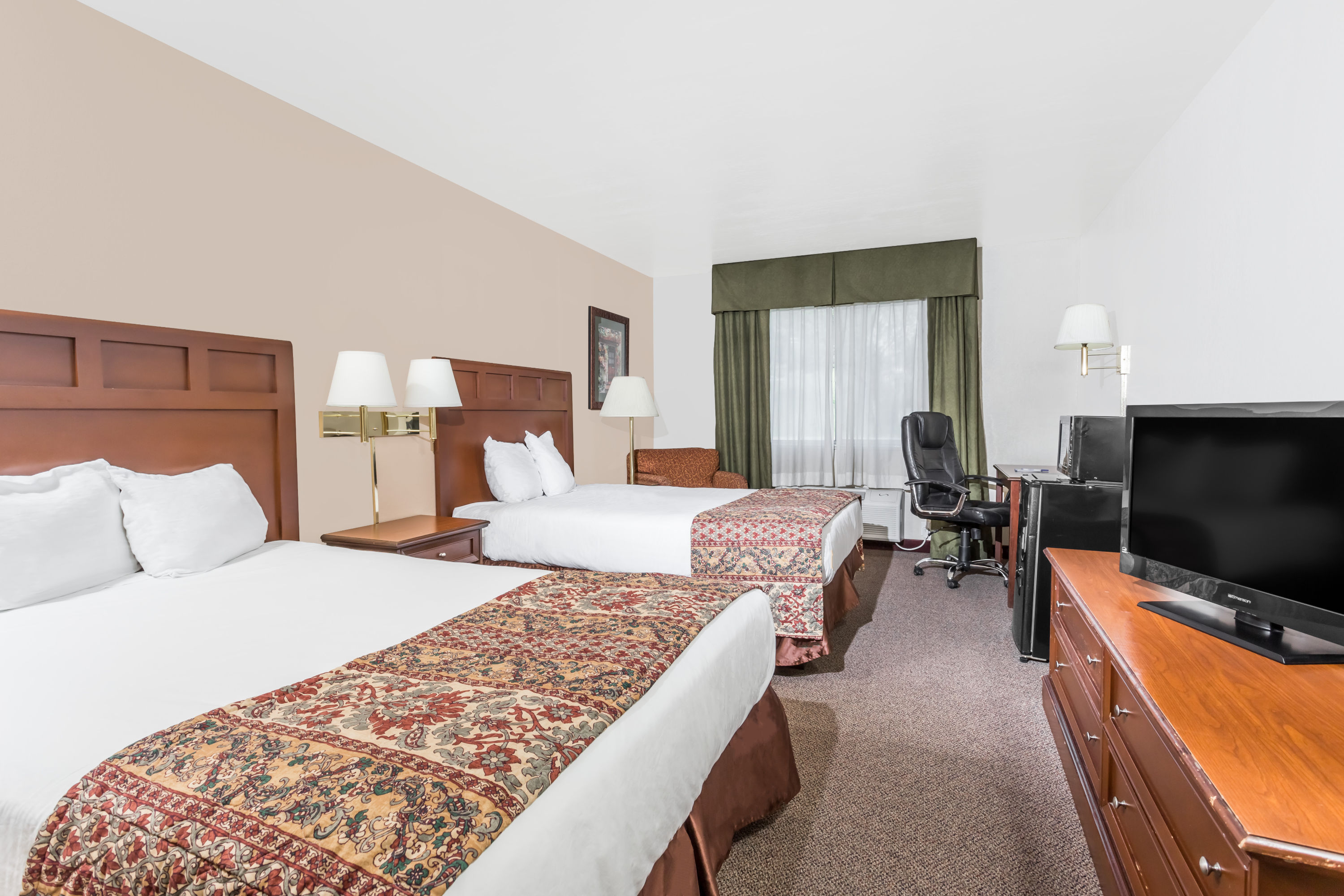 Guest room at the Baymont by Wyndham Yreka in Yreka, California