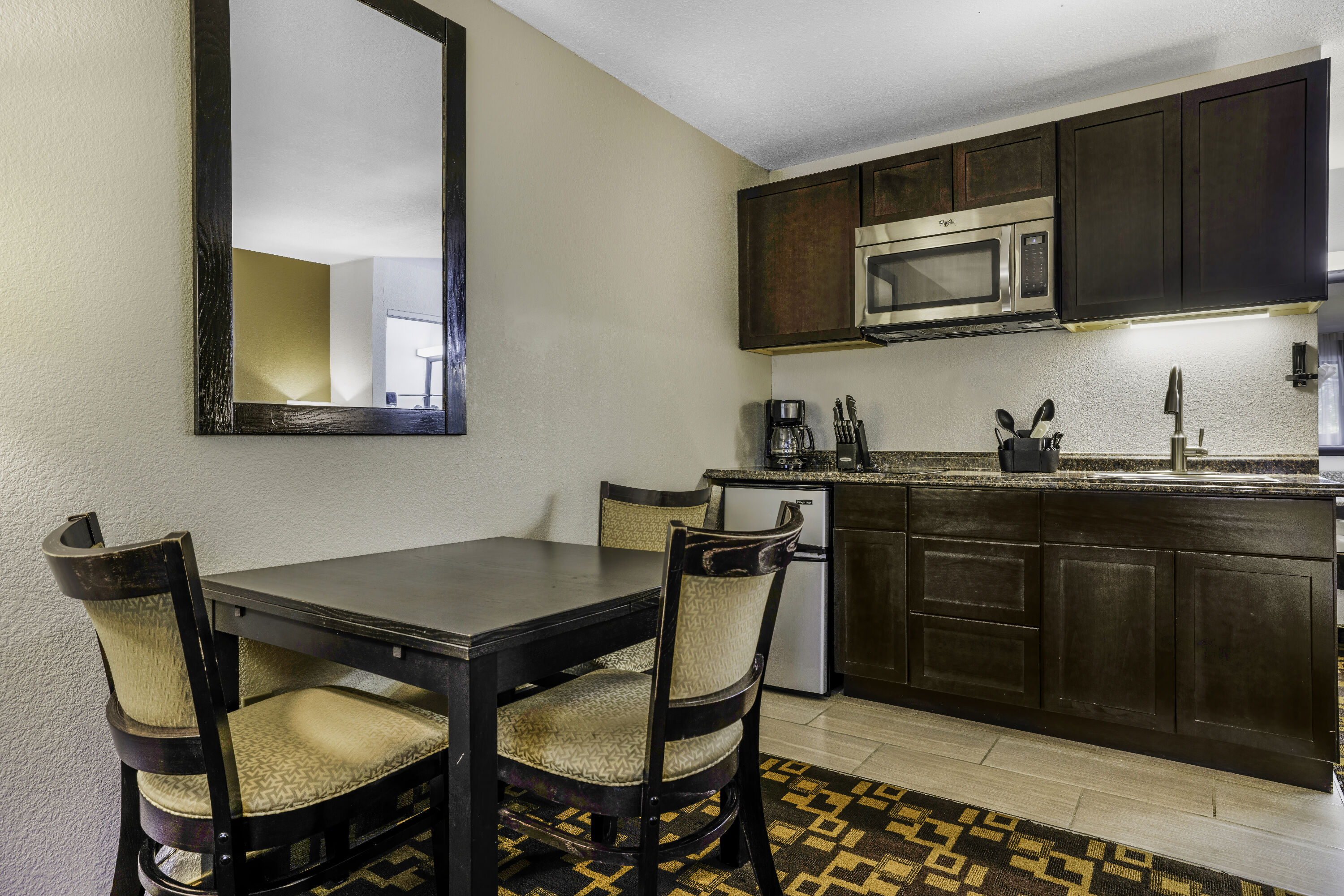 Queen bed guest room at the Baymont by Wyndham Cortez in Cortez, Colorado