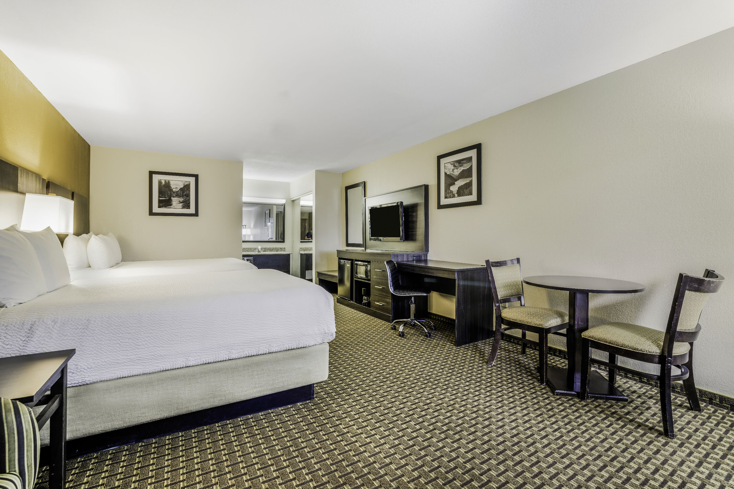 Queen bed guest room at the Baymont by Wyndham Cortez in Cortez, Colorado