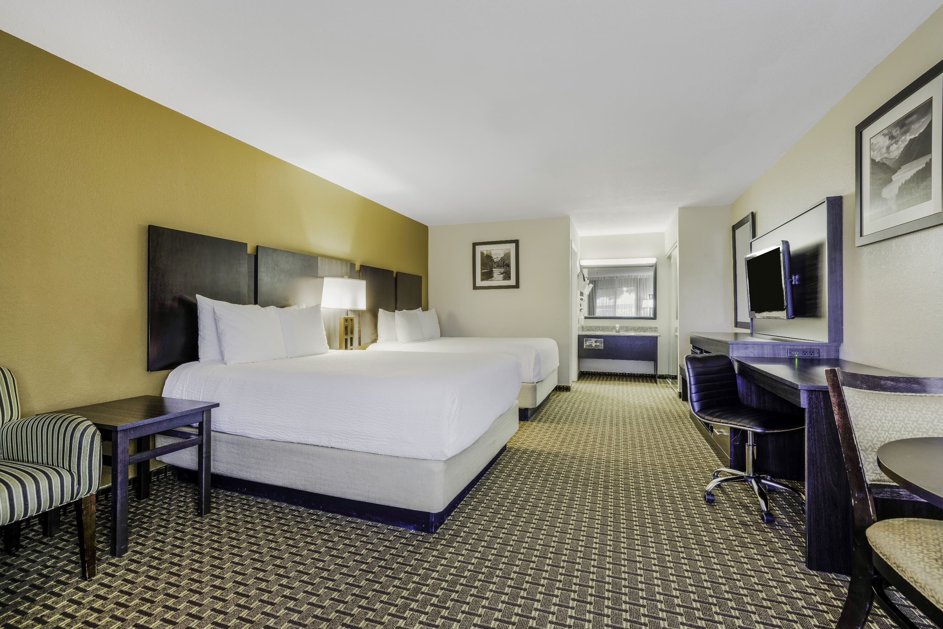 Queen bed guest room at the Baymont by Wyndham Cortez in Cortez, Colorado