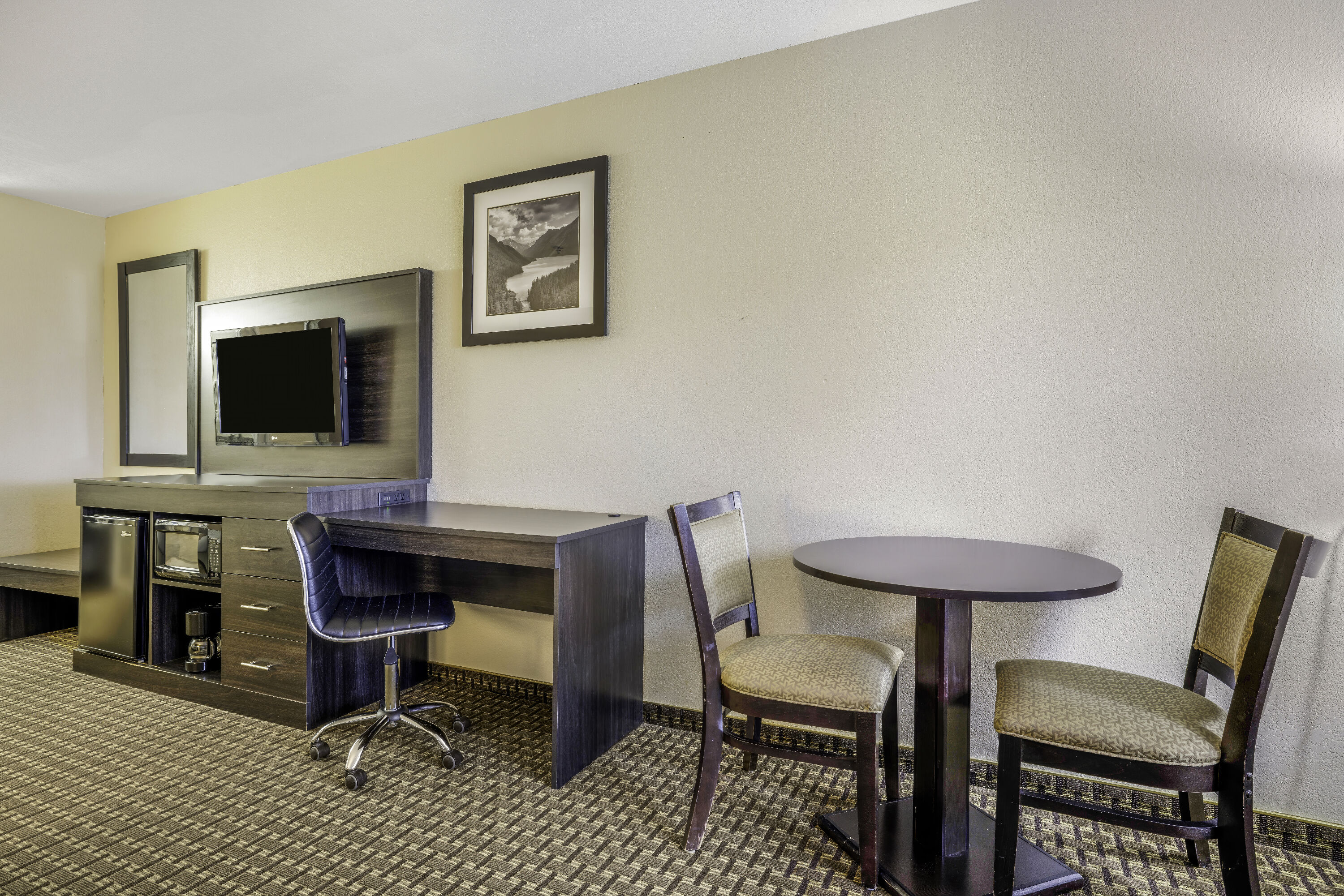 Queen bed guest room at the Baymont by Wyndham Cortez in Cortez, Colorado