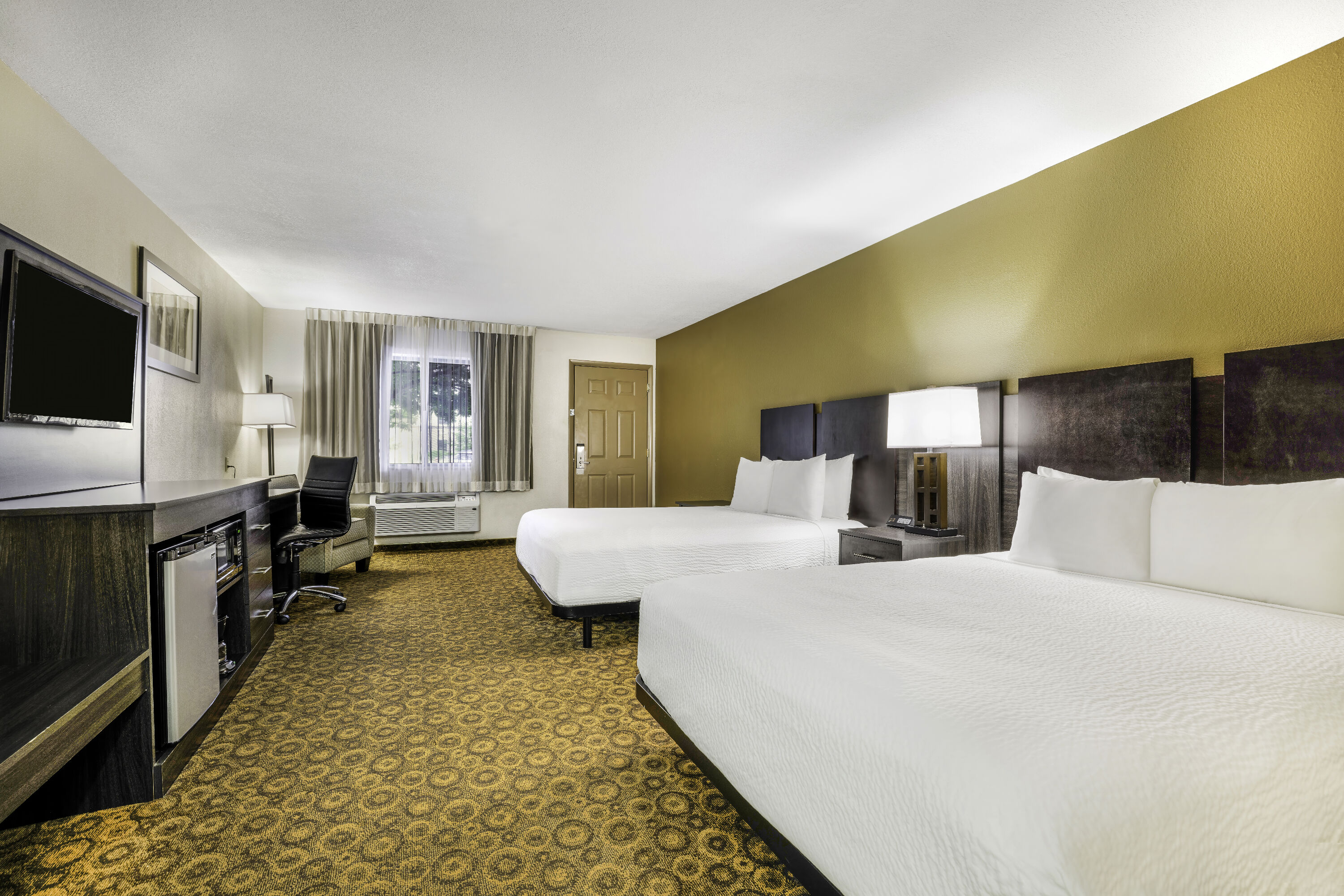 Queen bed guest room at the Baymont by Wyndham Cortez in Cortez, Colorado