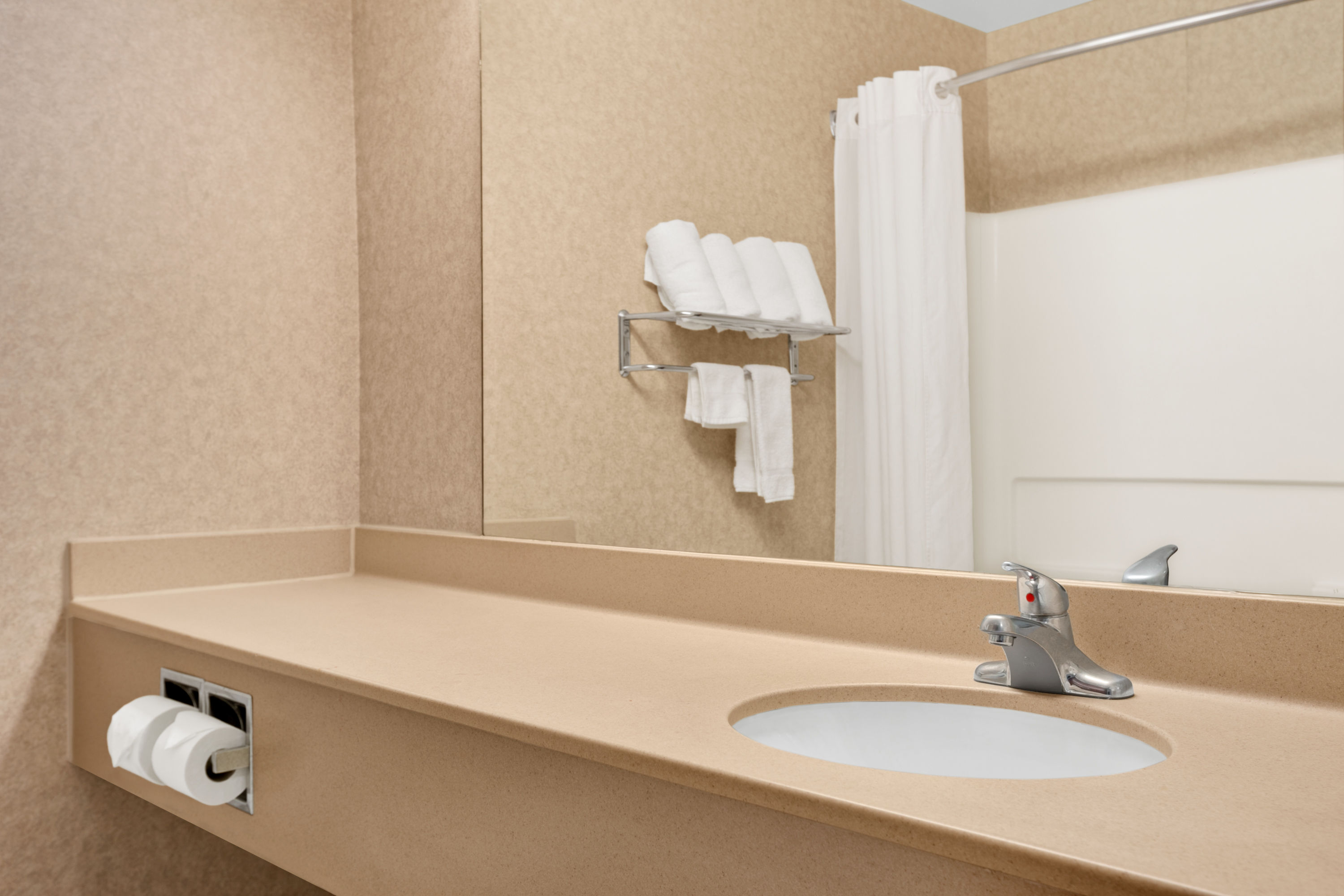 Guest room bath at the Baymont by Wyndham Golden/Red Rocks in Golden, Colorado