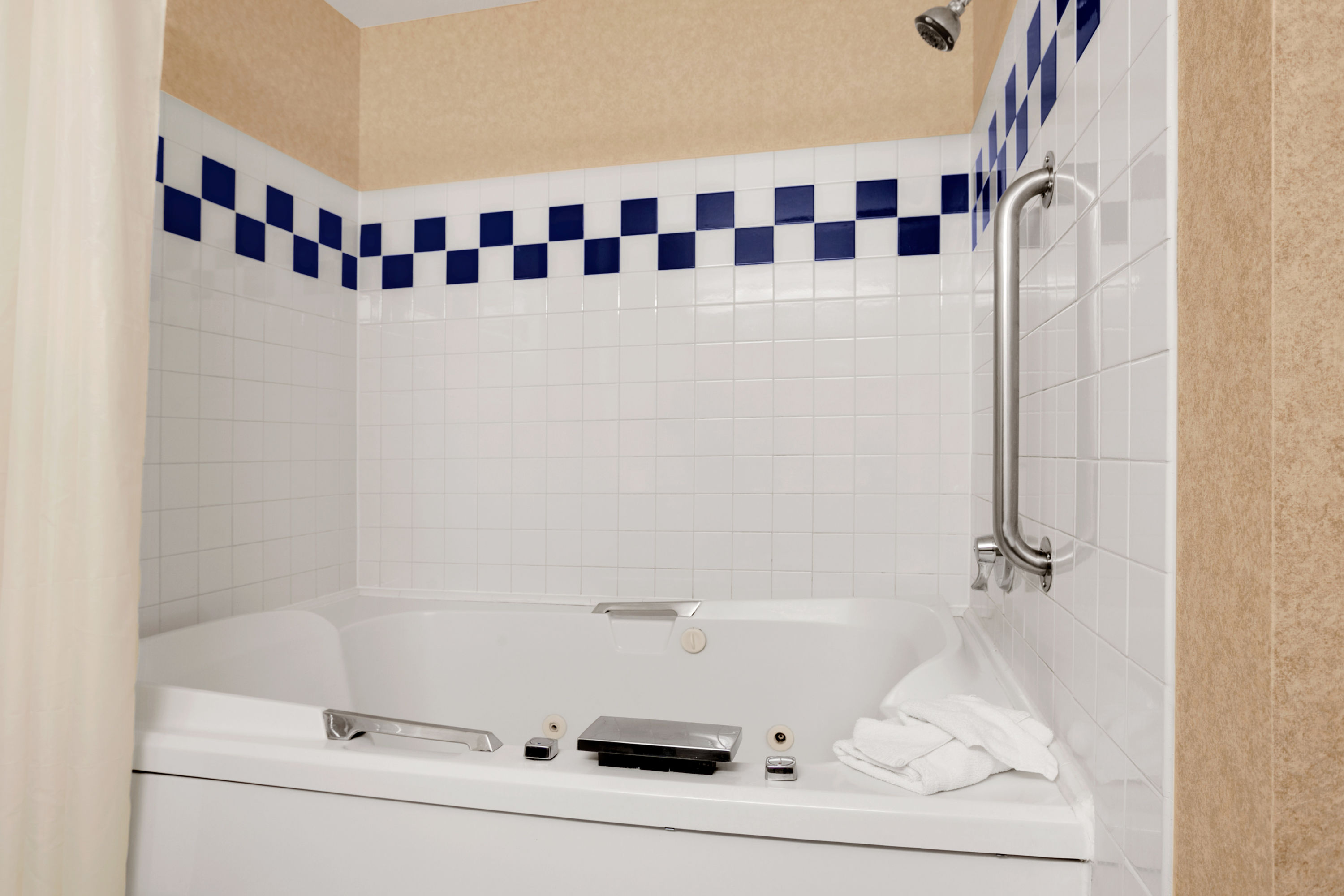 Guest room bath at the Baymont by Wyndham Golden/Red Rocks in Golden, Colorado